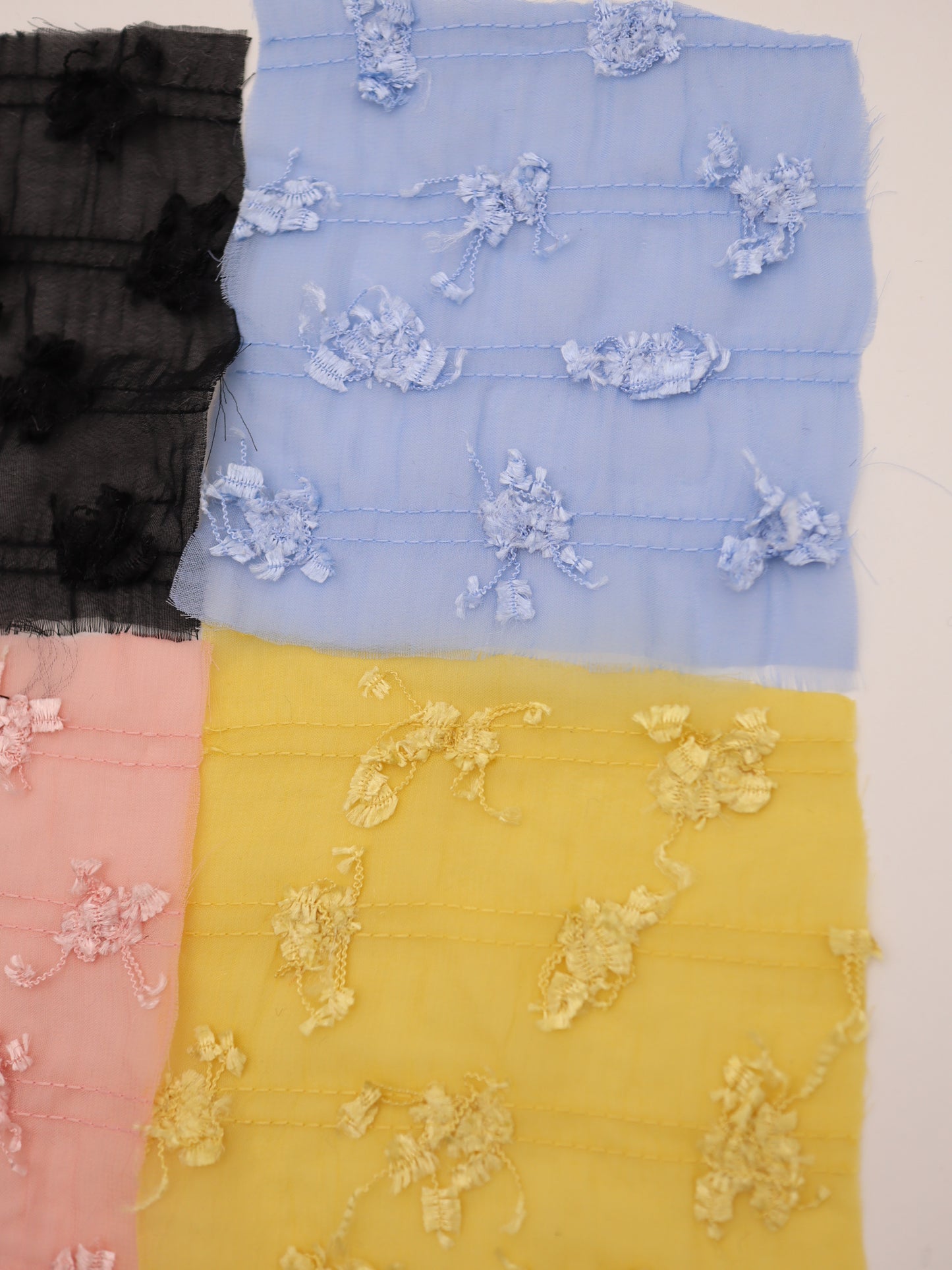 ふさふさフリンジヤーン刺繍シフォン｜【生地幅】約142センチ 【混率】ポリエステル100％｜ドッグウエア・KIDSウエア・ブラウス・ドレス・雑貨向き｜26AW-289