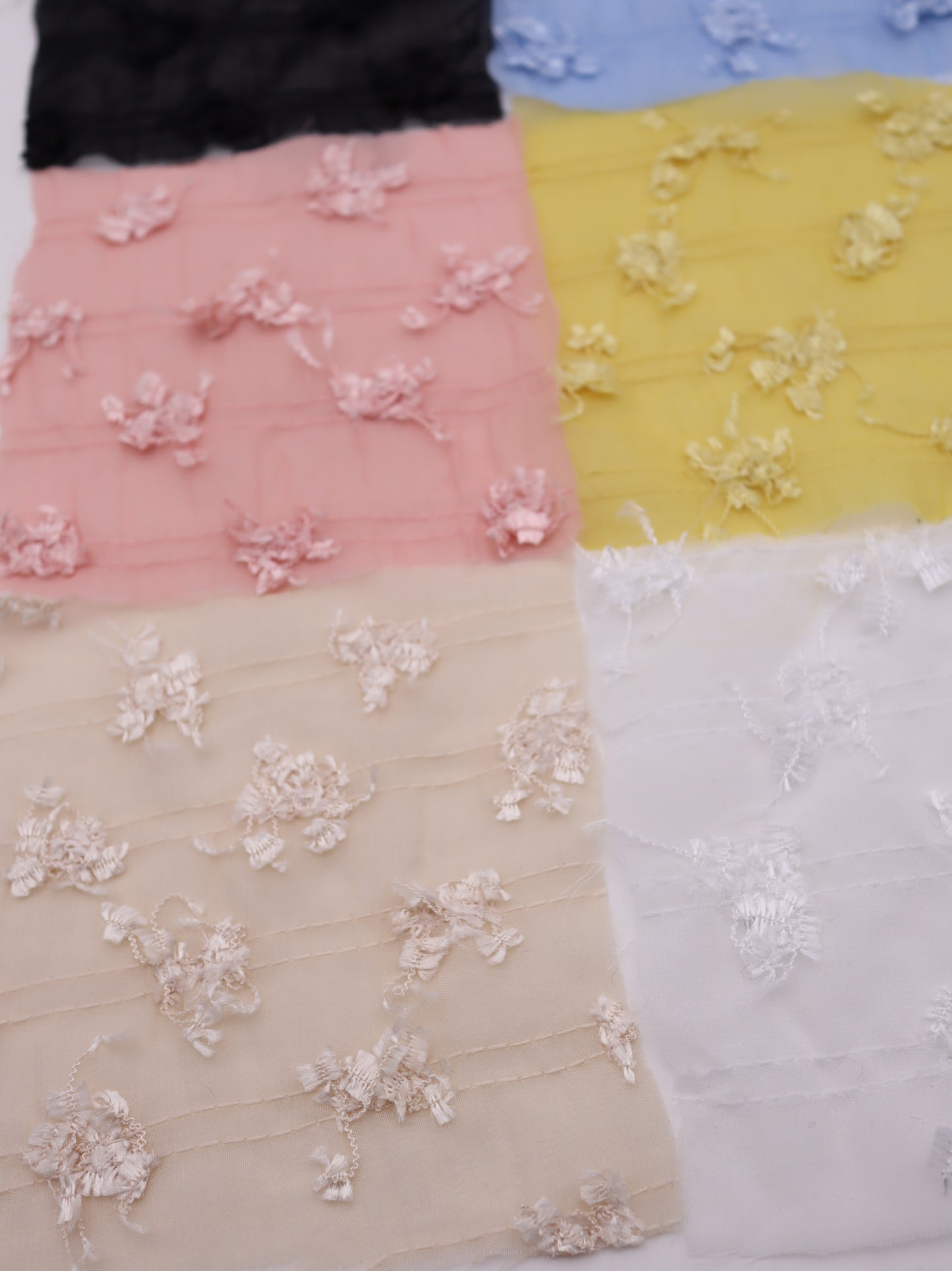 ふさふさフリンジヤーン刺繍シフォン｜【生地幅】約142センチ 【混率】ポリエステル100％｜ドッグウエア・KIDSウエア・ブラウス・ドレス・雑貨向き｜26AW-289