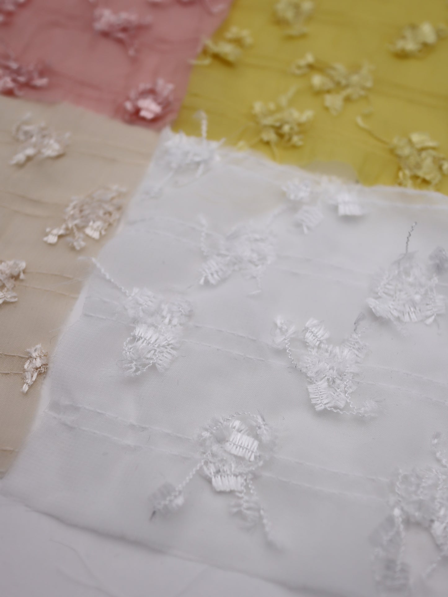 ふさふさフリンジヤーン刺繍シフォン｜【生地幅】約142センチ 【混率】ポリエステル100％｜ドッグウエア・KIDSウエア・ブラウス・ドレス・雑貨向き｜26AW-289
