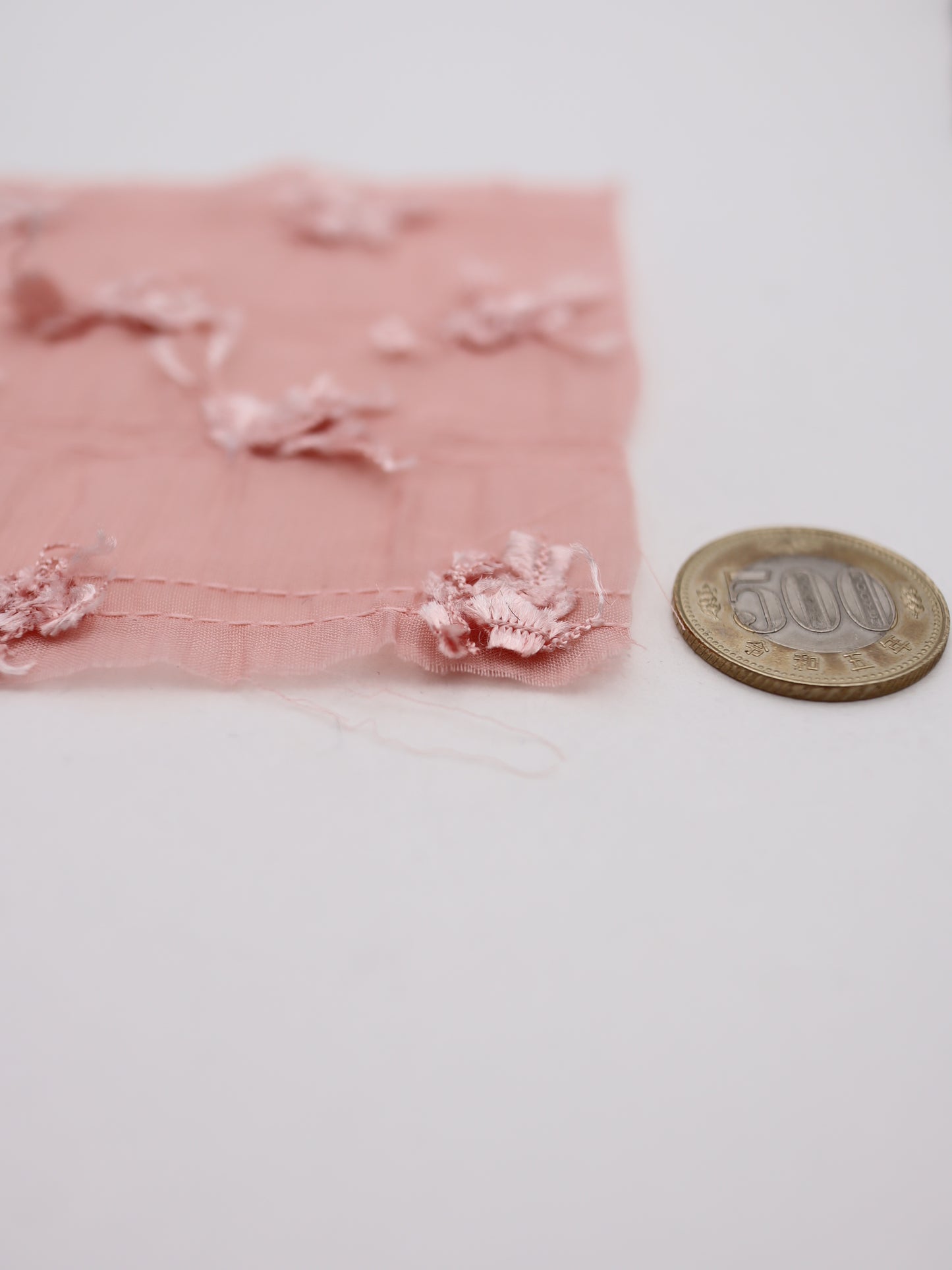 ふさふさフリンジヤーン刺繍シフォン｜【生地幅】約142センチ 【混率】ポリエステル100％｜ドッグウエア・KIDSウエア・ブラウス・ドレス・雑貨向き｜26AW-289