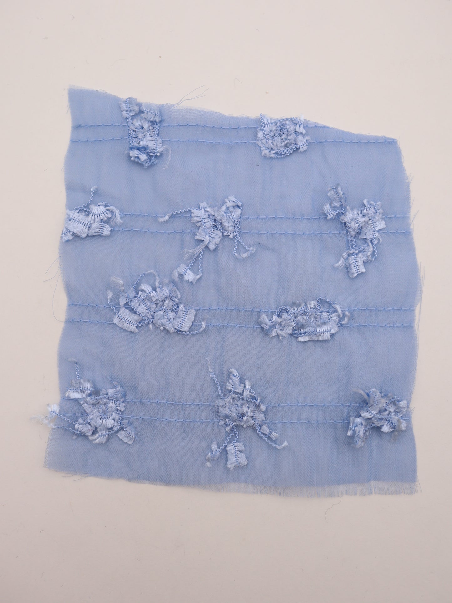 ふさふさフリンジヤーン刺繍シフォン｜【生地幅】約142センチ 【混率】ポリエステル100％｜ドッグウエア・KIDSウエア・ブラウス・ドレス・雑貨向き｜26AW-289