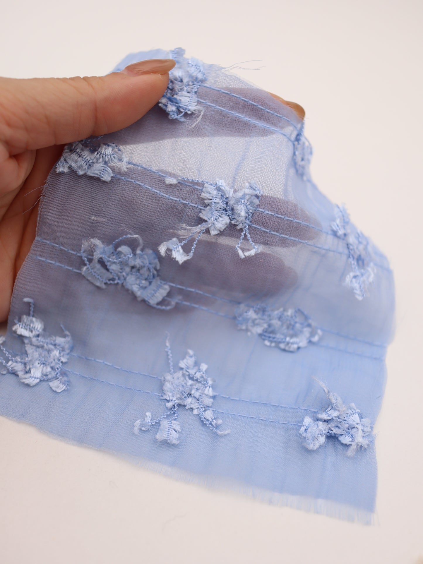 ふさふさフリンジヤーン刺繍シフォン｜【生地幅】約142センチ 【混率】ポリエステル100％｜ドッグウエア・KIDSウエア・ブラウス・ドレス・雑貨向き｜26AW-289