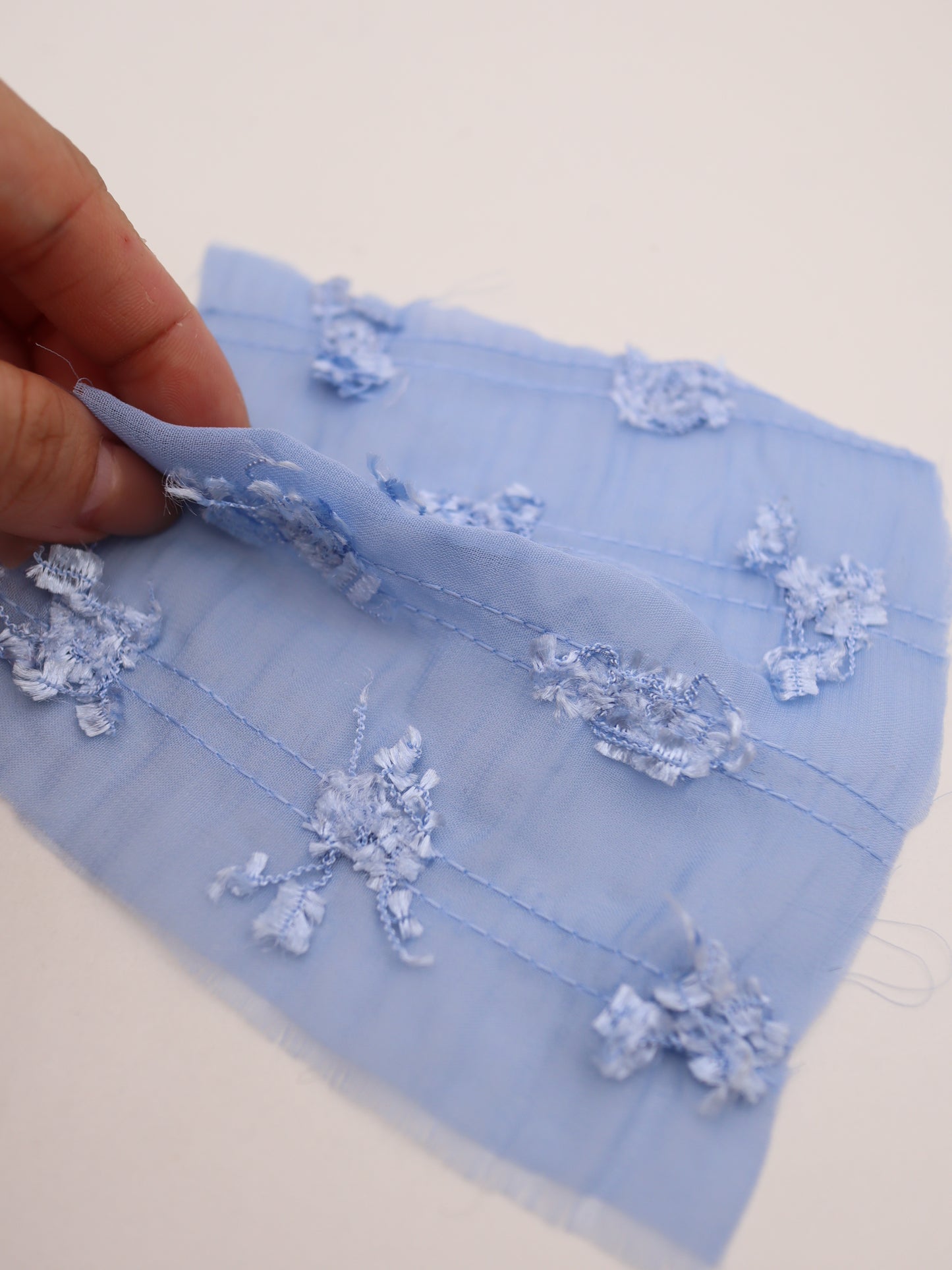 ふさふさフリンジヤーン刺繍シフォン｜【生地幅】約142センチ 【混率】ポリエステル100％｜ドッグウエア・KIDSウエア・ブラウス・ドレス・雑貨向き｜26AW-289
