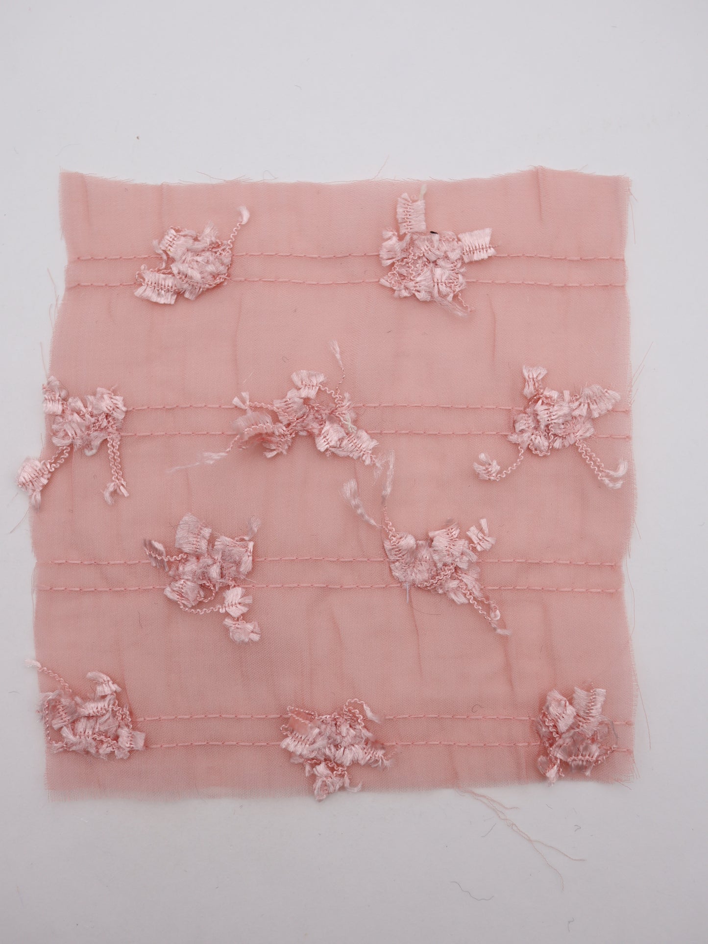 ふさふさフリンジヤーン刺繍シフォン｜【生地幅】約142センチ 【混率】ポリエステル100％｜ドッグウエア・KIDSウエア・ブラウス・ドレス・雑貨向き｜26AW-289