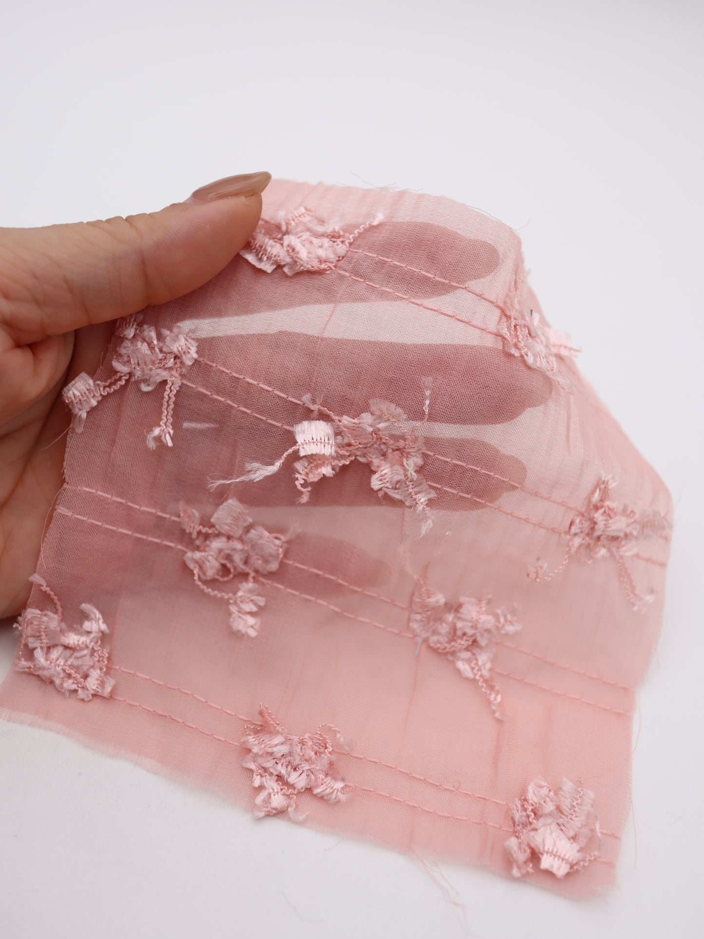 ふさふさフリンジヤーン刺繍シフォン｜【生地幅】約142センチ 【混率】ポリエステル100％｜ドッグウエア・KIDSウエア・ブラウス・ドレス・雑貨向き｜26AW-289
