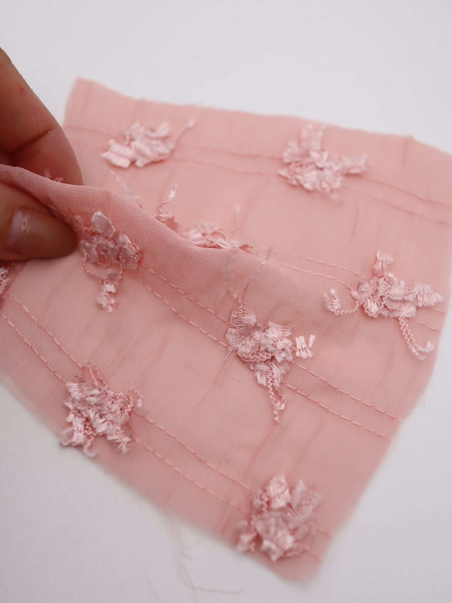 ふさふさフリンジヤーン刺繍シフォン｜【生地幅】約142センチ 【混率】ポリエステル100％｜ドッグウエア・KIDSウエア・ブラウス・ドレス・雑貨向き｜26AW-289