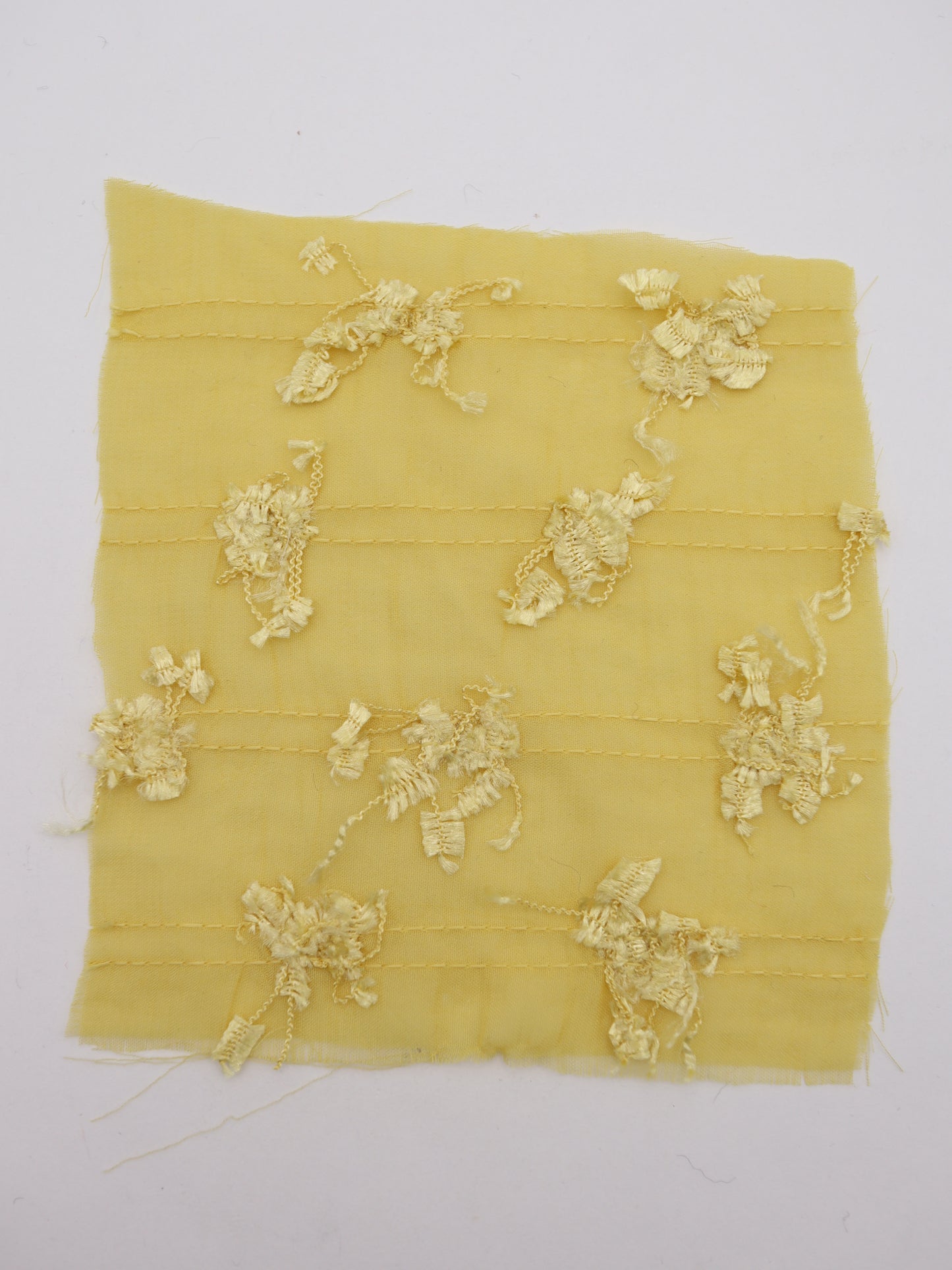 ふさふさフリンジヤーン刺繍シフォン｜【生地幅】約142センチ 【混率】ポリエステル100％｜ドッグウエア・KIDSウエア・ブラウス・ドレス・雑貨向き｜26AW-289