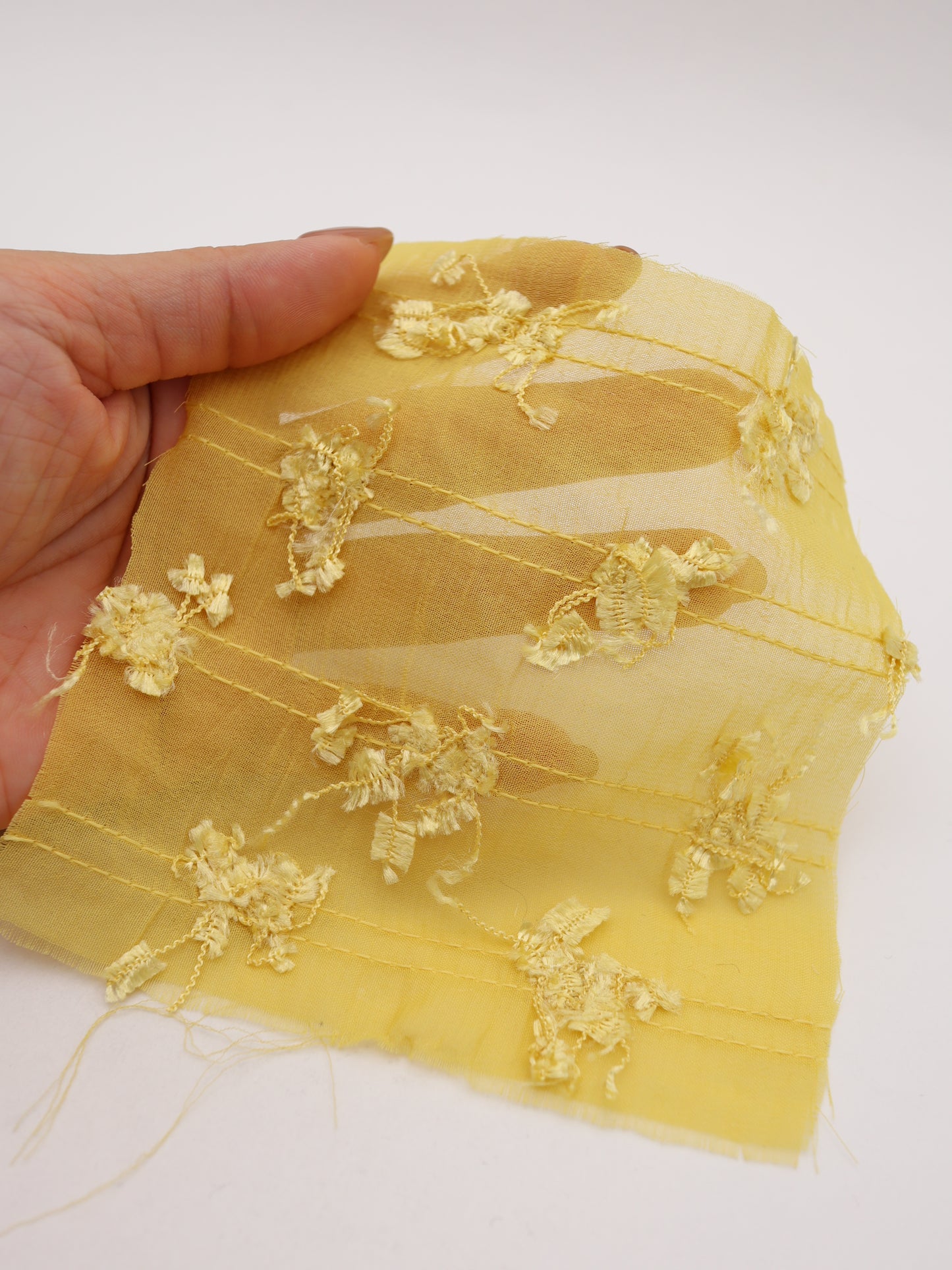 ふさふさフリンジヤーン刺繍シフォン｜【生地幅】約142センチ 【混率】ポリエステル100％｜ドッグウエア・KIDSウエア・ブラウス・ドレス・雑貨向き｜26AW-289