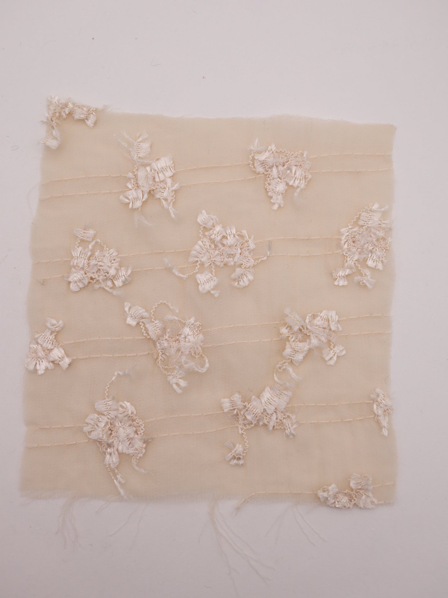 ふさふさフリンジヤーン刺繍シフォン｜【生地幅】約142センチ 【混率】ポリエステル100％｜ドッグウエア・KIDSウエア・ブラウス・ドレス・雑貨向き｜26AW-289