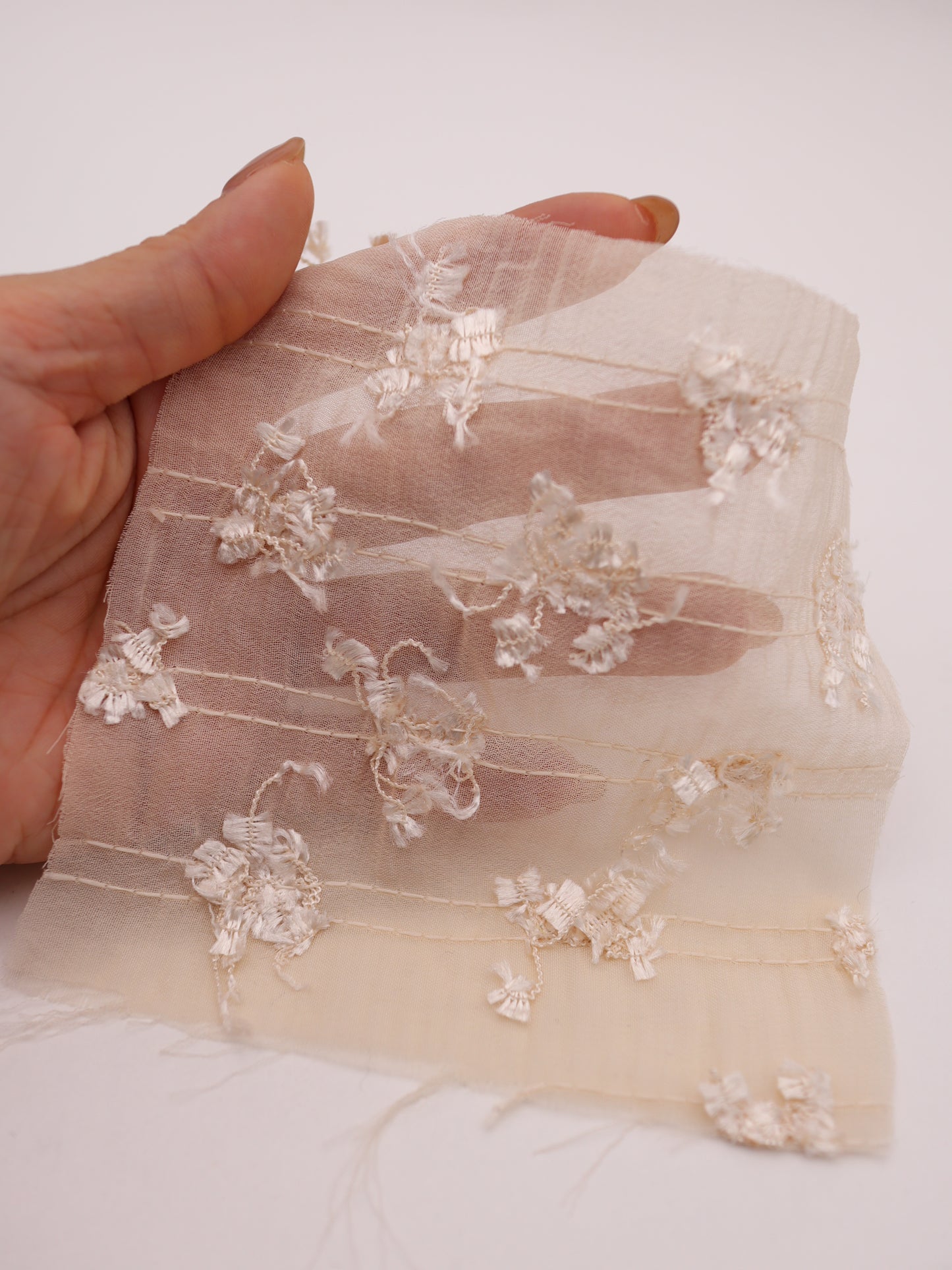 ふさふさフリンジヤーン刺繍シフォン｜【生地幅】約142センチ 【混率】ポリエステル100％｜ドッグウエア・KIDSウエア・ブラウス・ドレス・雑貨向き｜26AW-289