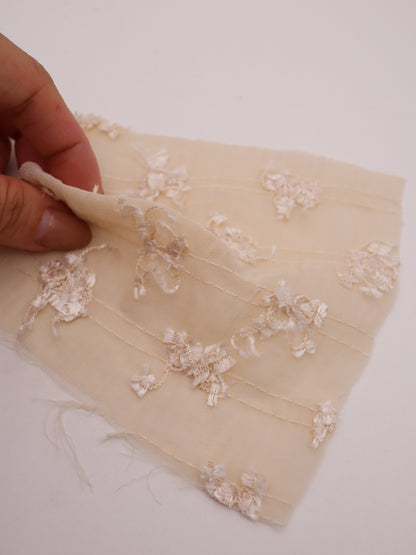 ふさふさフリンジヤーン刺繍シフォン｜【生地幅】約142センチ 【混率】ポリエステル100％｜ドッグウエア・KIDSウエア・ブラウス・ドレス・雑貨向き｜26AW-289