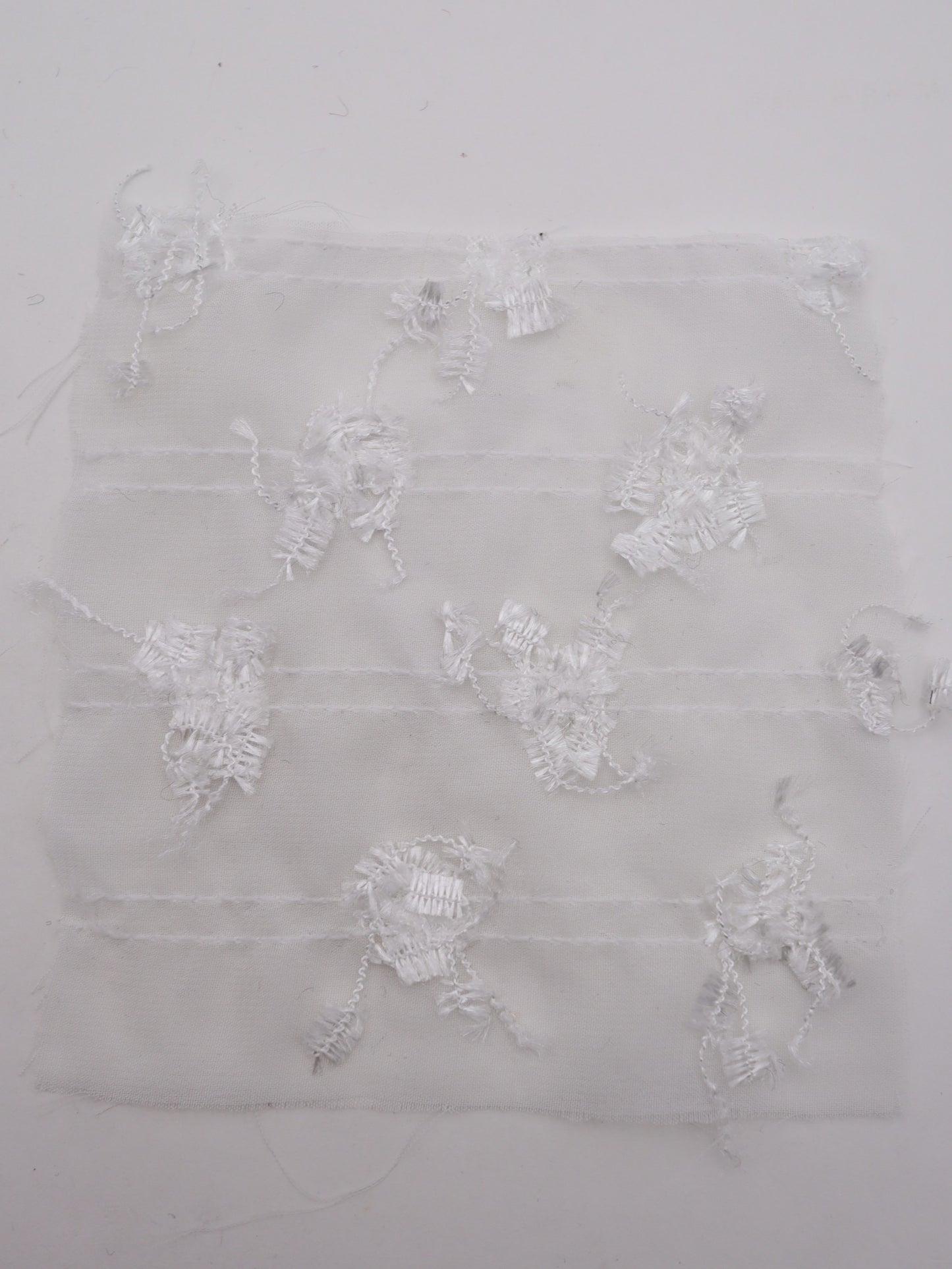 ふさふさフリンジヤーン刺繍シフォン｜【生地幅】約142センチ 【混率】ポリエステル100％｜ドッグウエア・KIDSウエア・ブラウス・ドレス・雑貨向き｜26AW-289