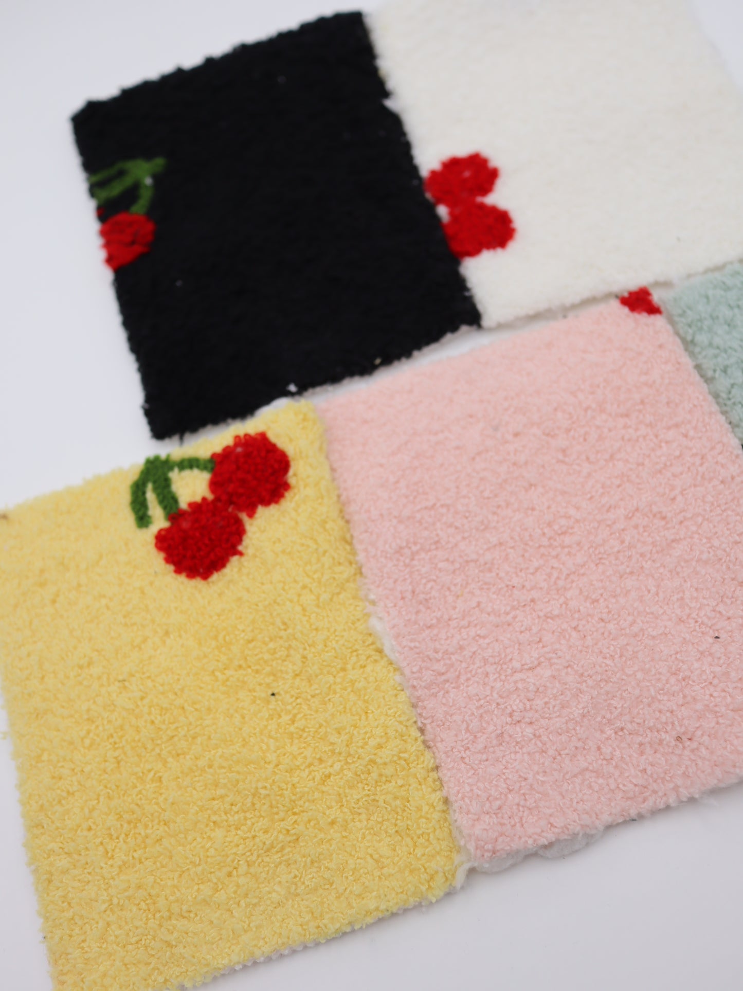 【25AW-159】さくらんぼ両面ボアニット　/0.5ｙあたり=～1440円