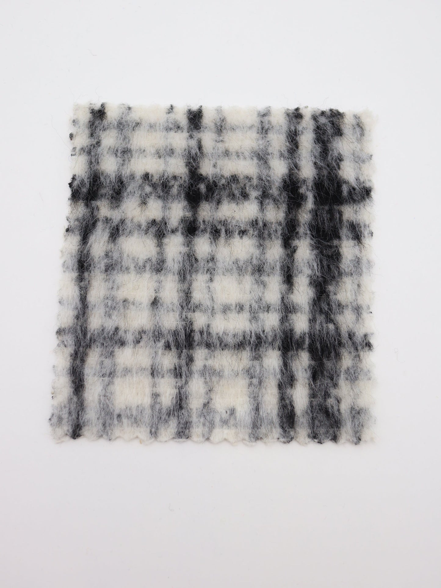 【25AW-102】ウール10％混シャギー先染めチェックツイード　/0.5ｙあたり=～1240円