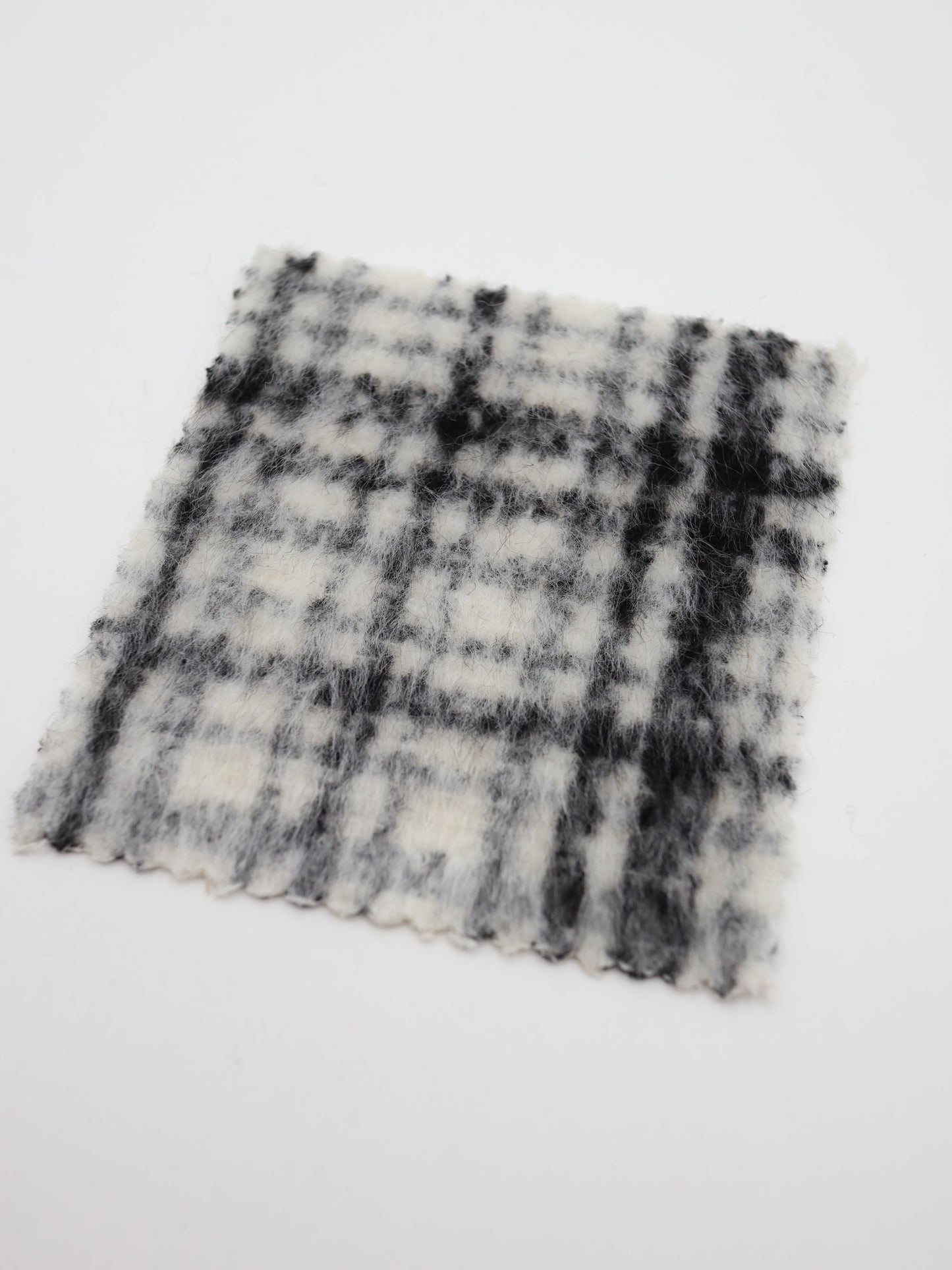 【25AW-102】ウール10％混シャギー先染めチェックツイード　/0.5ｙあたり=～1240円