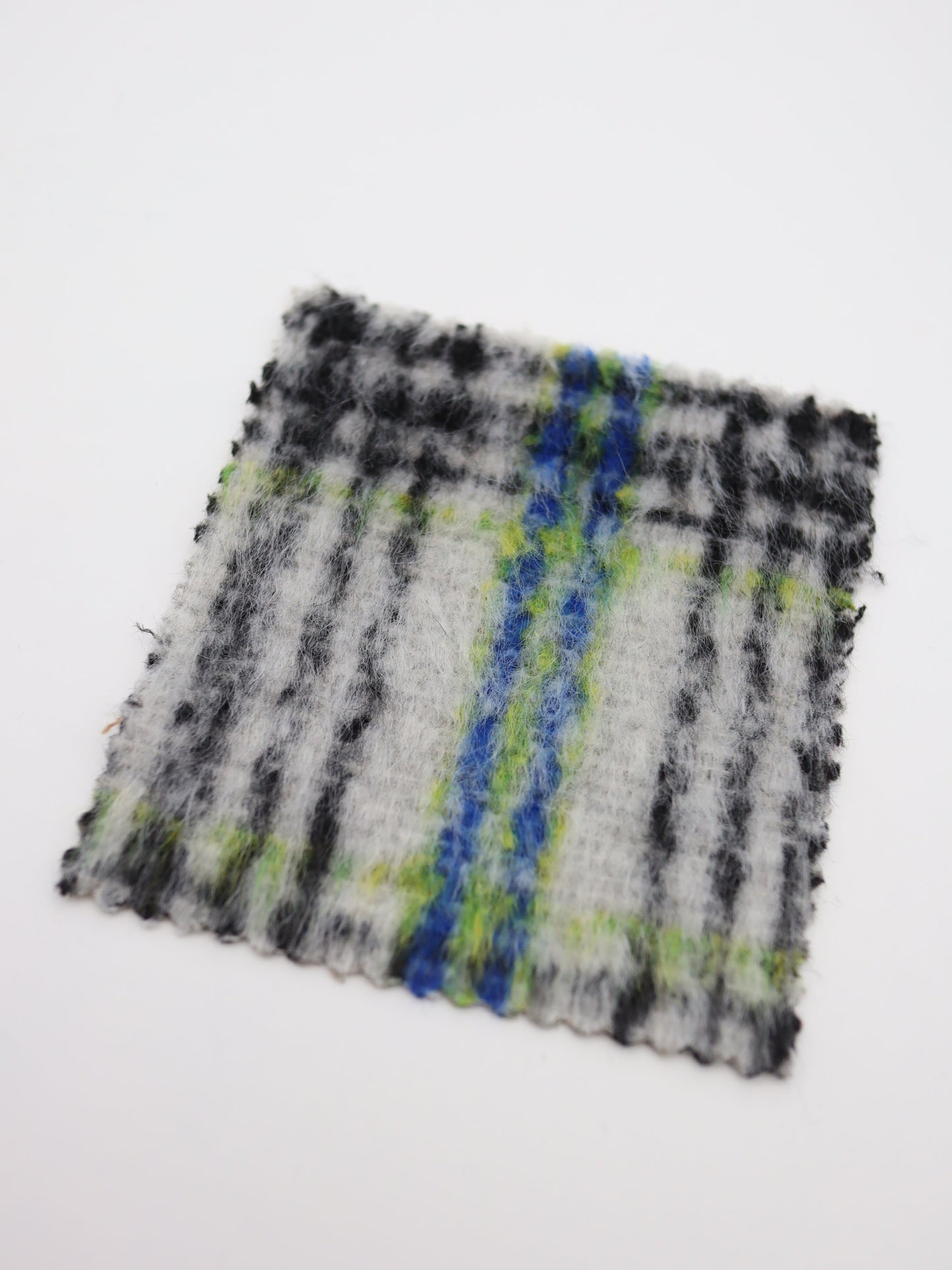 【25AW-102】ウール10％混シャギー先染めチェックツイード　/0.5ｙあたり=～1240円