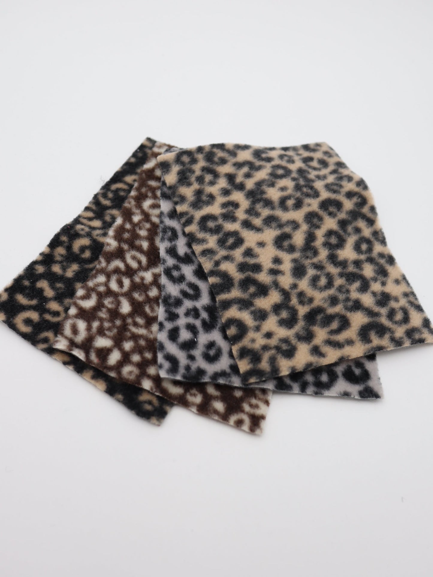 【25AW-0166】ヒョウ柄プリントふわふわ起毛ニット　/0.5ｙあたり=～890円