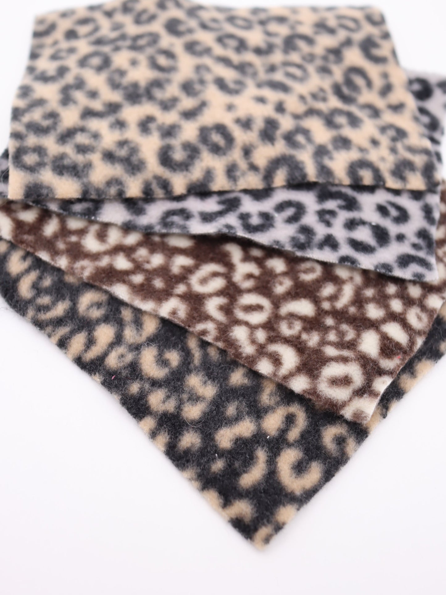 【25AW-0166】ヒョウ柄プリントふわふわ起毛ニット　/0.5ｙあたり=～890円