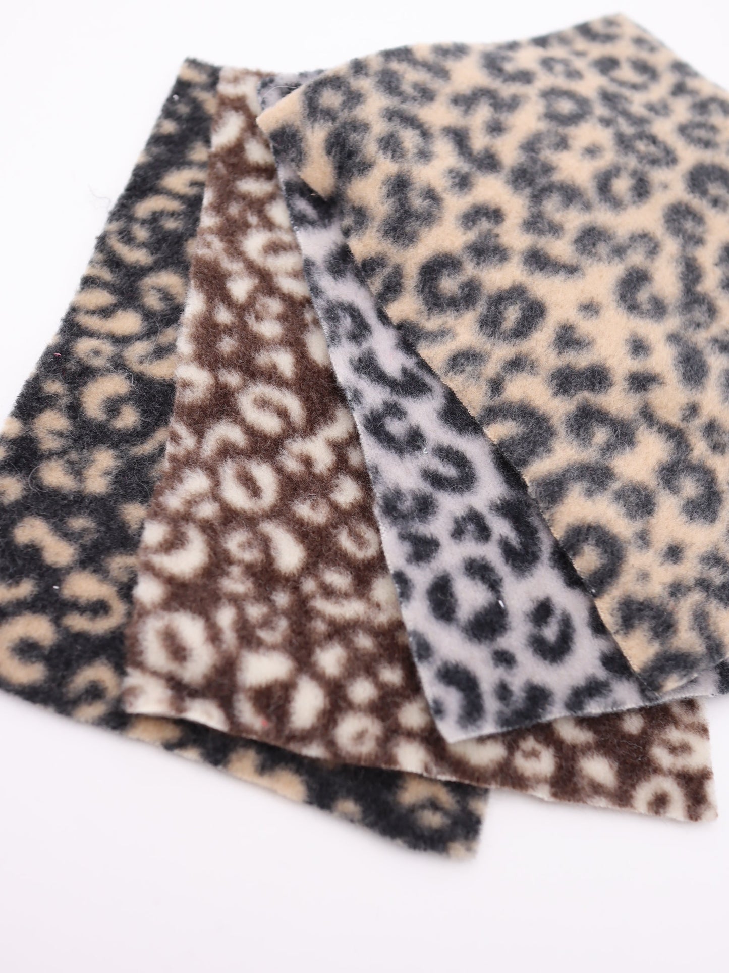 【25AW-0166】ヒョウ柄プリントふわふわ起毛ニット　/0.5ｙあたり=～890円