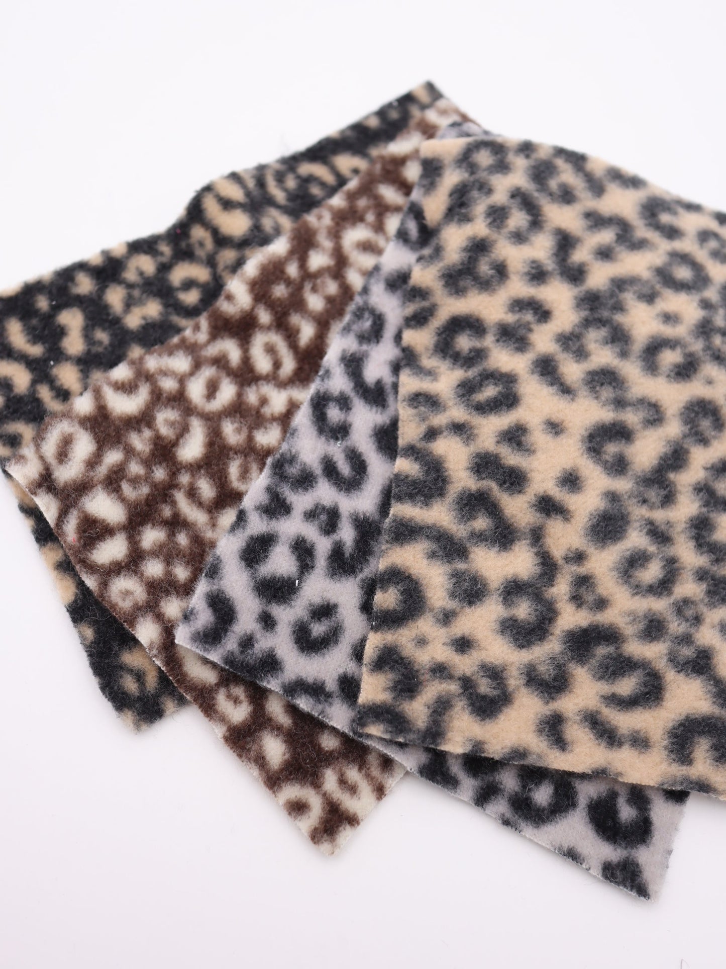 【25AW-0166】ヒョウ柄プリントふわふわ起毛ニット　/0.5ｙあたり=～890円