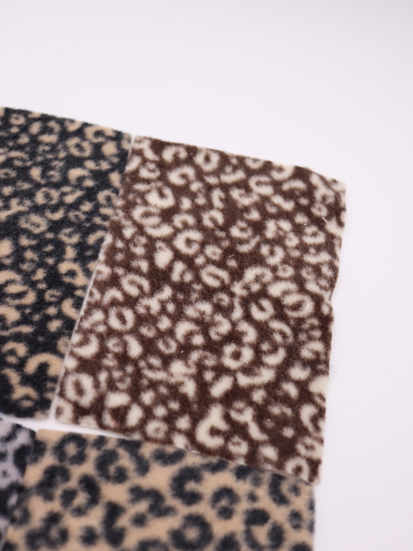 【25AW-0166】ヒョウ柄プリントふわふわ起毛ニット　/0.5ｙあたり=～890円