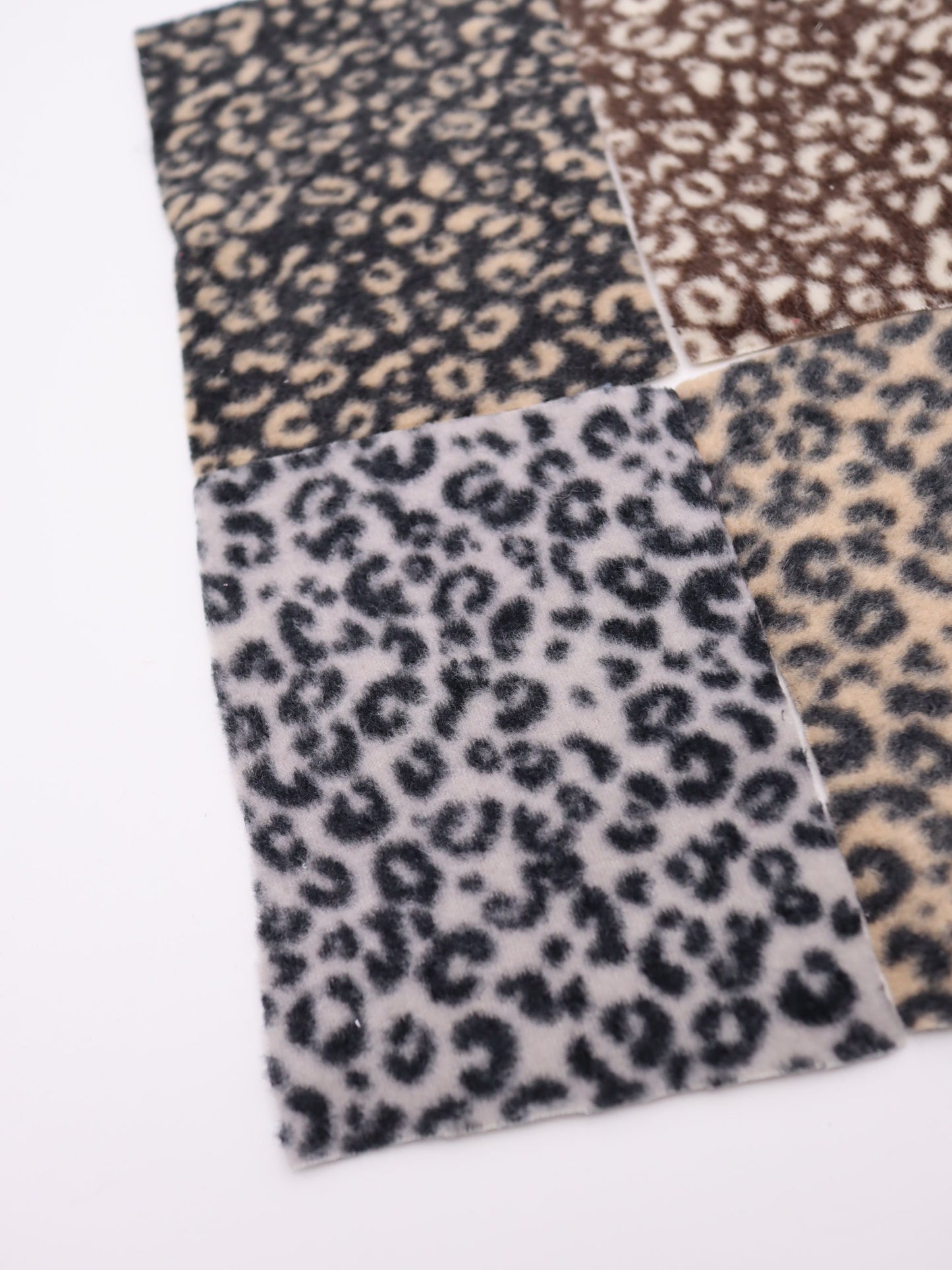 【25AW-0166】ヒョウ柄プリントふわふわ起毛ニット　/0.5ｙあたり=～890円