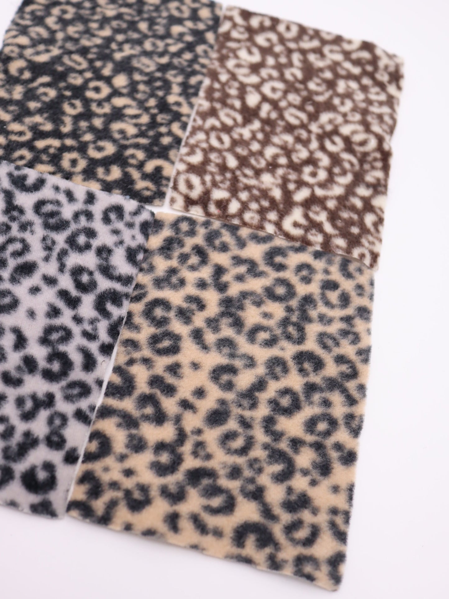 【25AW-0166】ヒョウ柄プリントふわふわ起毛ニット　/0.5ｙあたり=～890円