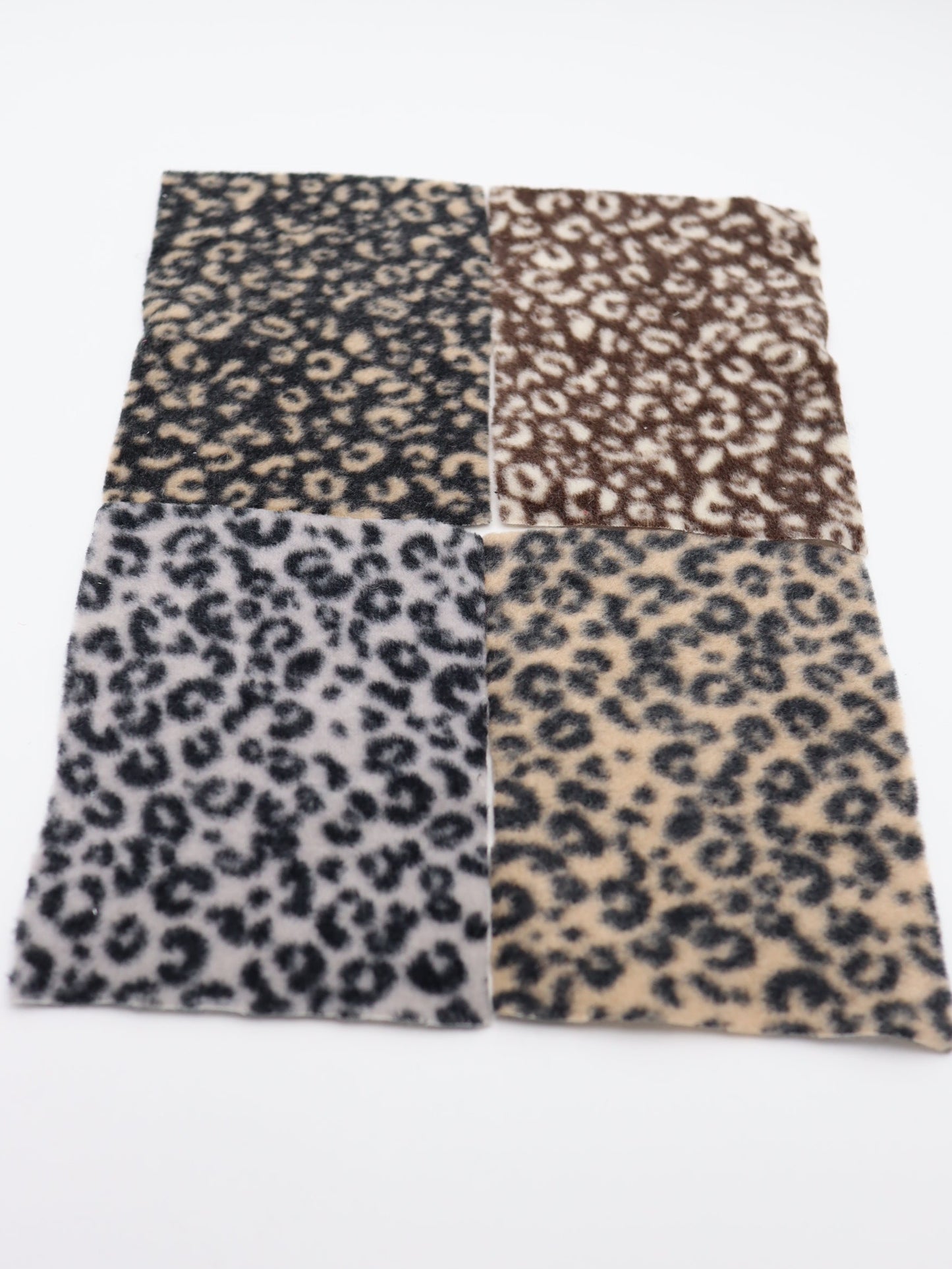 【25AW-0166】ヒョウ柄プリントふわふわ起毛ニット　/0.5ｙあたり=～890円