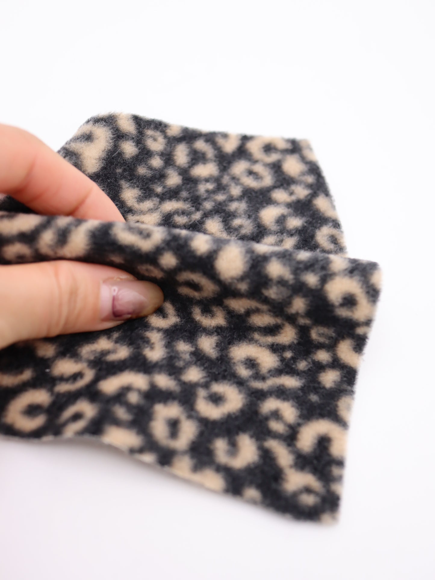 【25AW-0166】ヒョウ柄プリントふわふわ起毛ニット　/0.5ｙあたり=～890円