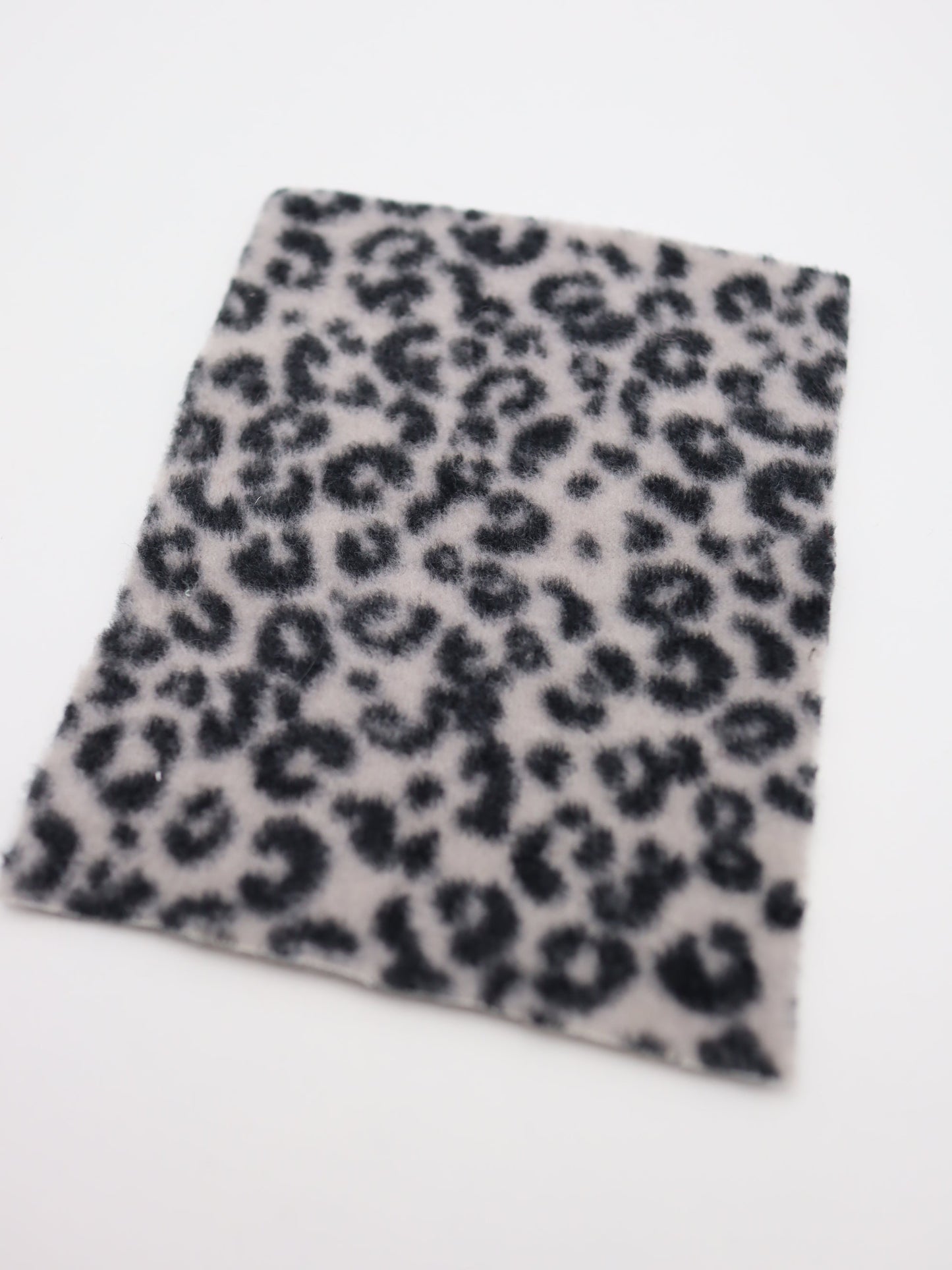 【25AW-0166】ヒョウ柄プリントふわふわ起毛ニット　/0.5ｙあたり=～890円