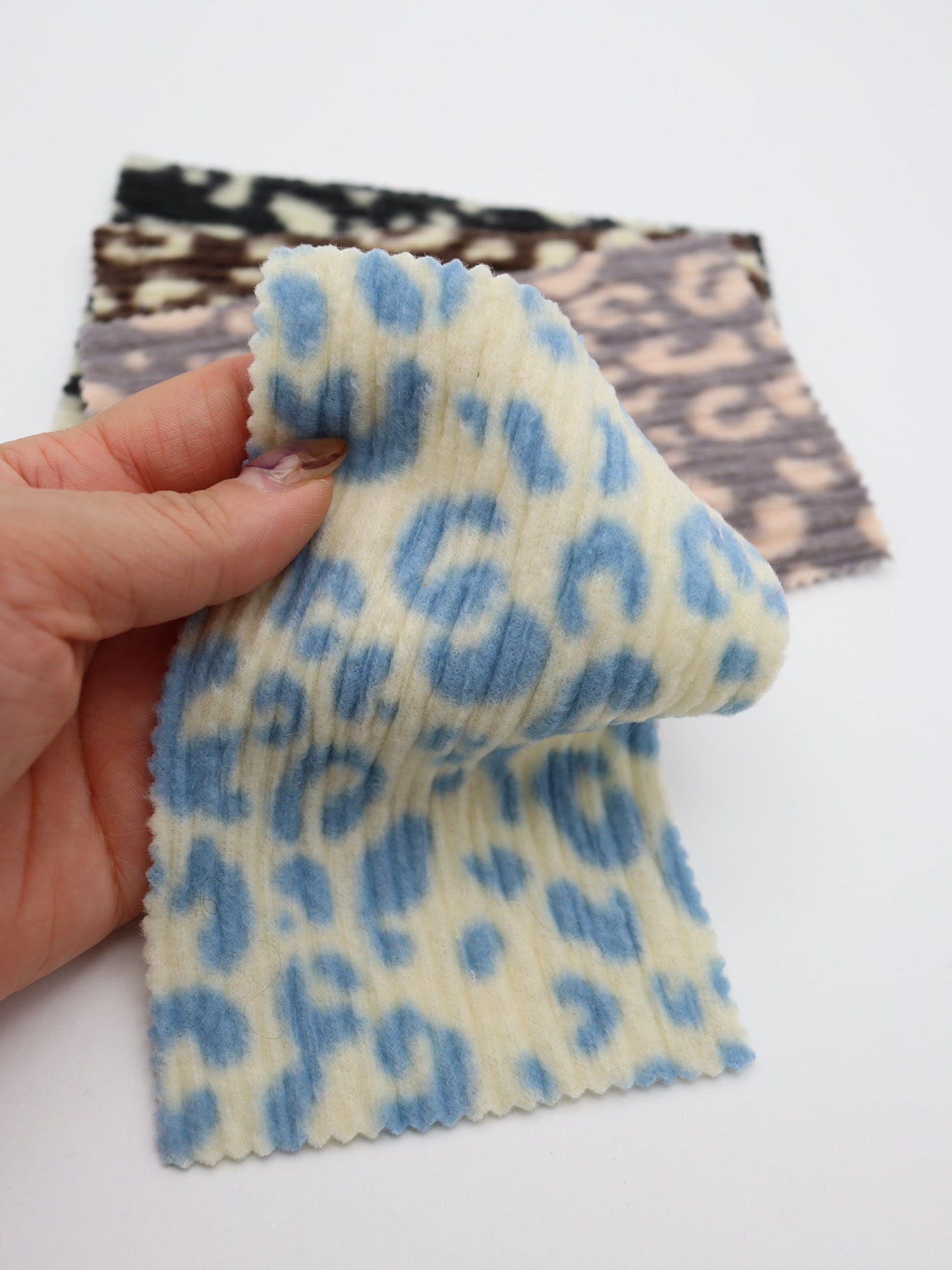 ヒョウ柄プリーツ起毛ニット生地 韓国生地 ハンドメイド用 犬服用 業務用 布販売 通販