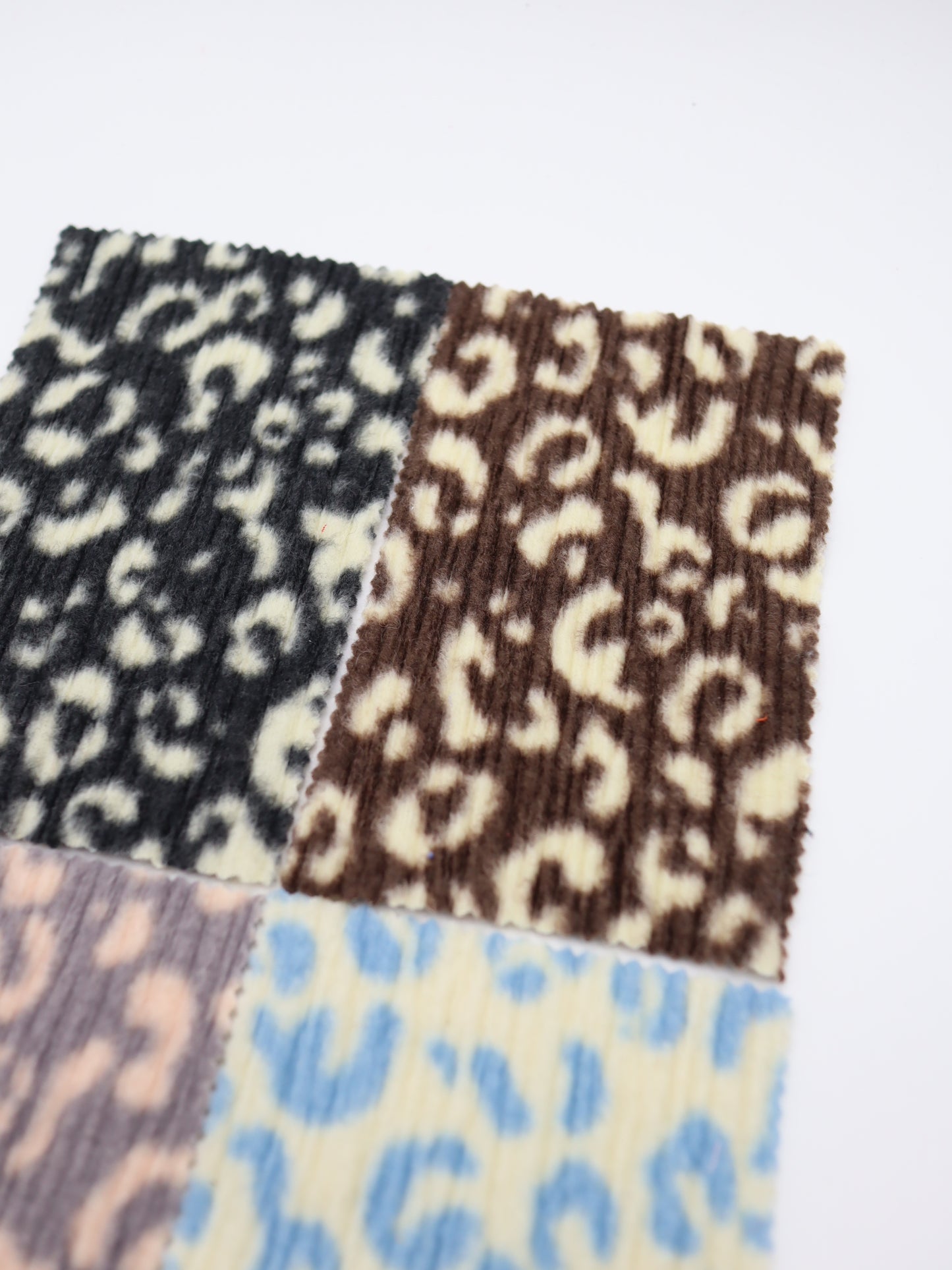 ヒョウ柄プリーツ起毛ニット カラーバリエーション 韓国生地 ハンドメイド 犬服用 布販売