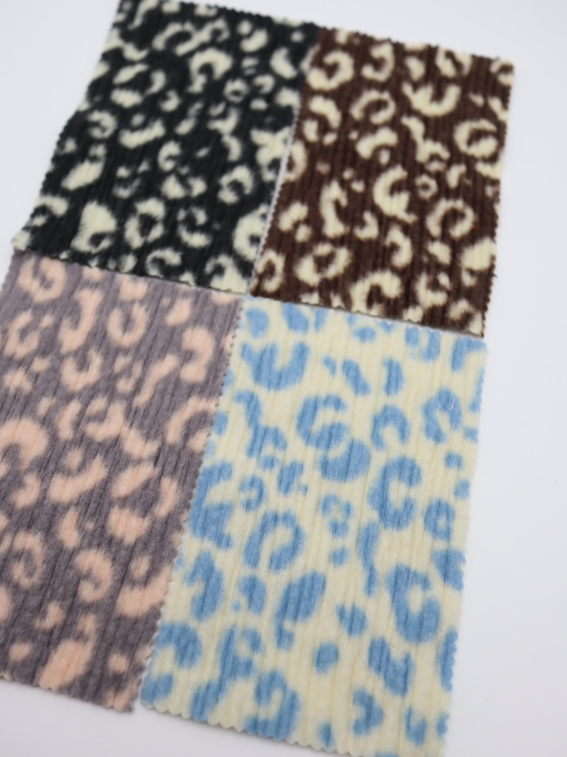 ヒョウ柄プリーツ起毛ニット カラーバリエーション 韓国生地 ハンドメイド 犬服用 布販売