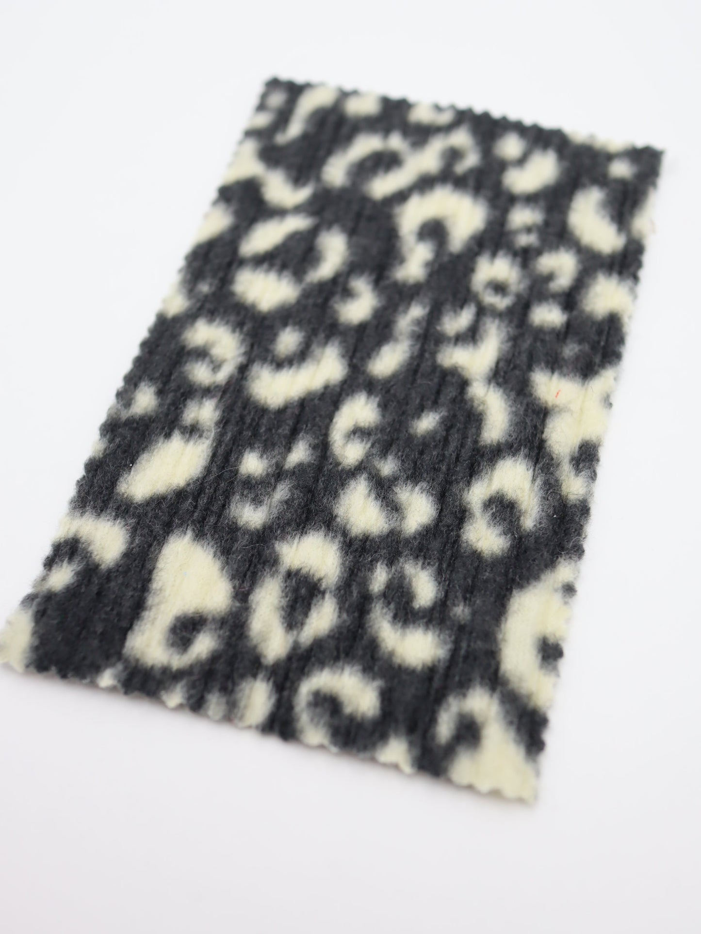 ヒョウ柄ランダムプリーツ加工 起毛ニット生地 韓国生地 業務用 ハンドメイド 布通販　ブラック