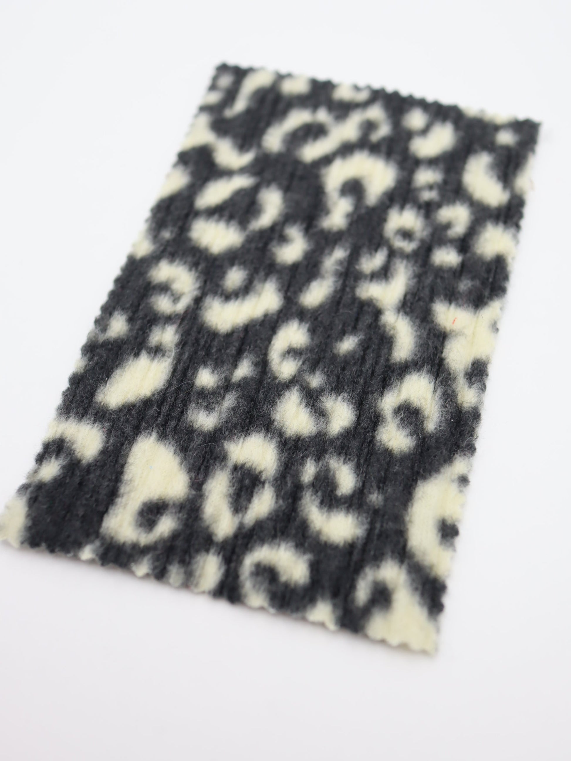 ヒョウ柄ランダムプリーツ加工 起毛ニット生地 韓国生地 業務用 ハンドメイド 布通販　ブラック