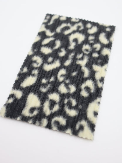 ヒョウ柄ランダムプリーツ加工 起毛ニット生地 韓国生地 業務用 ハンドメイド 布通販　ブラック