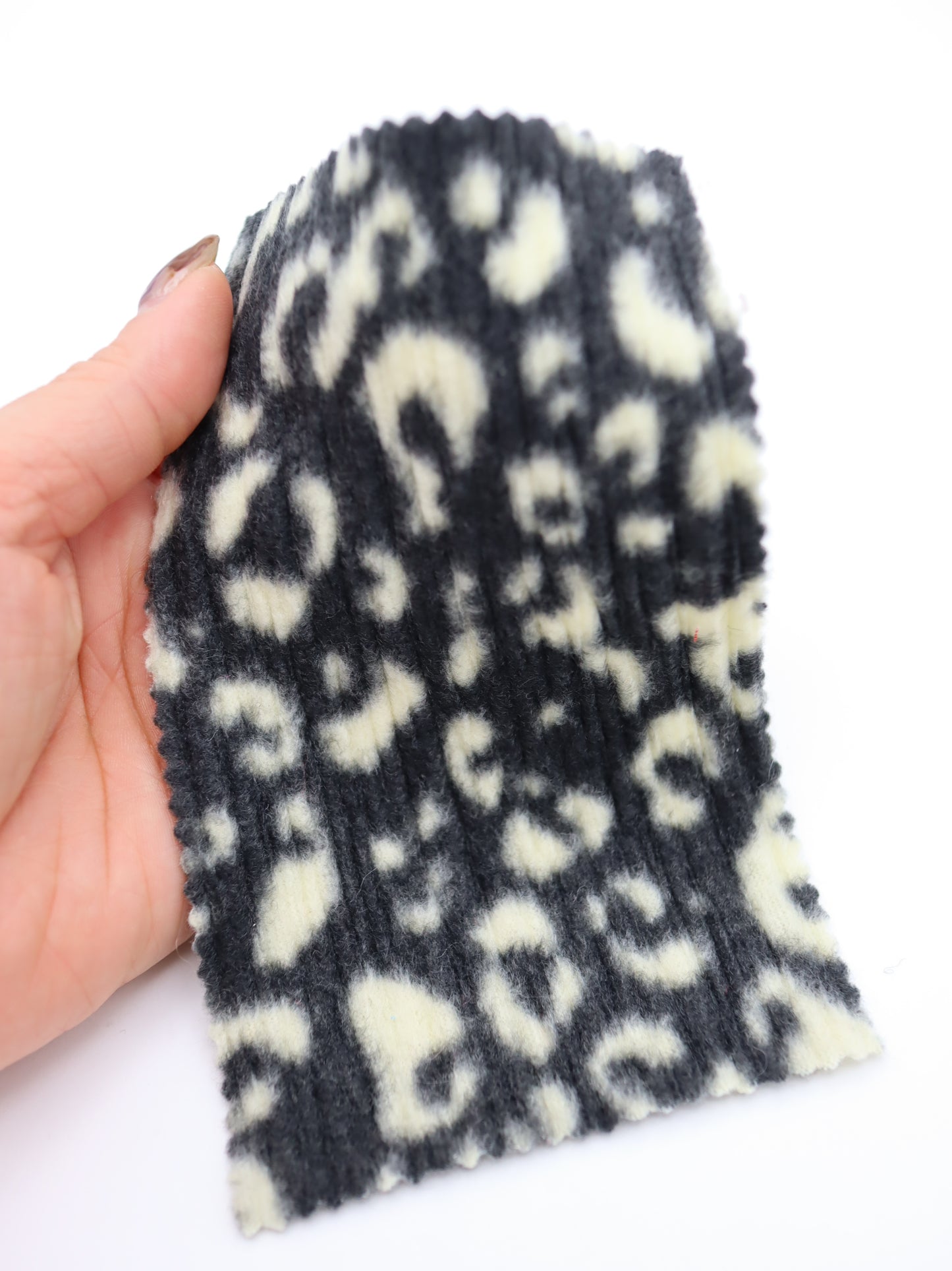 ヒョウ柄ランダムプリーツ加工 起毛ニット生地 韓国生地 業務用 ハンドメイド 布通販　ブラック