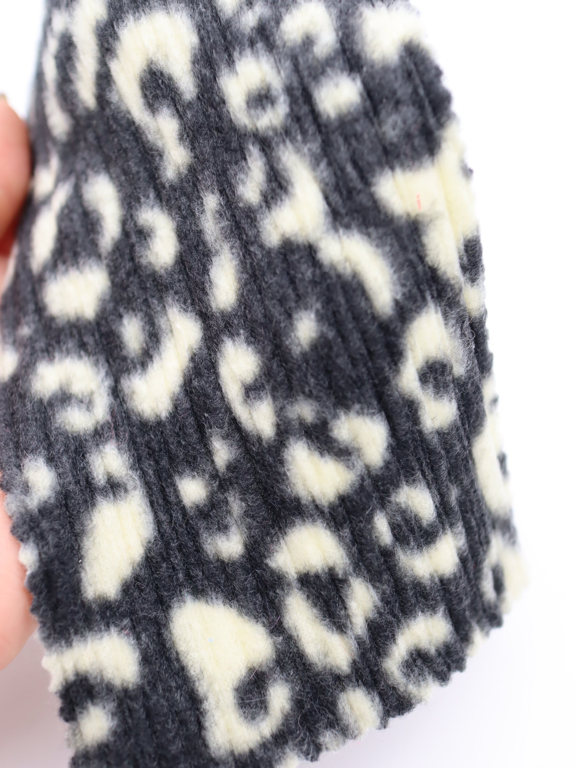 ヒョウ柄ランダムプリーツ加工 起毛ニット生地 韓国生地 業務用 ハンドメイド 布通販　ブラック