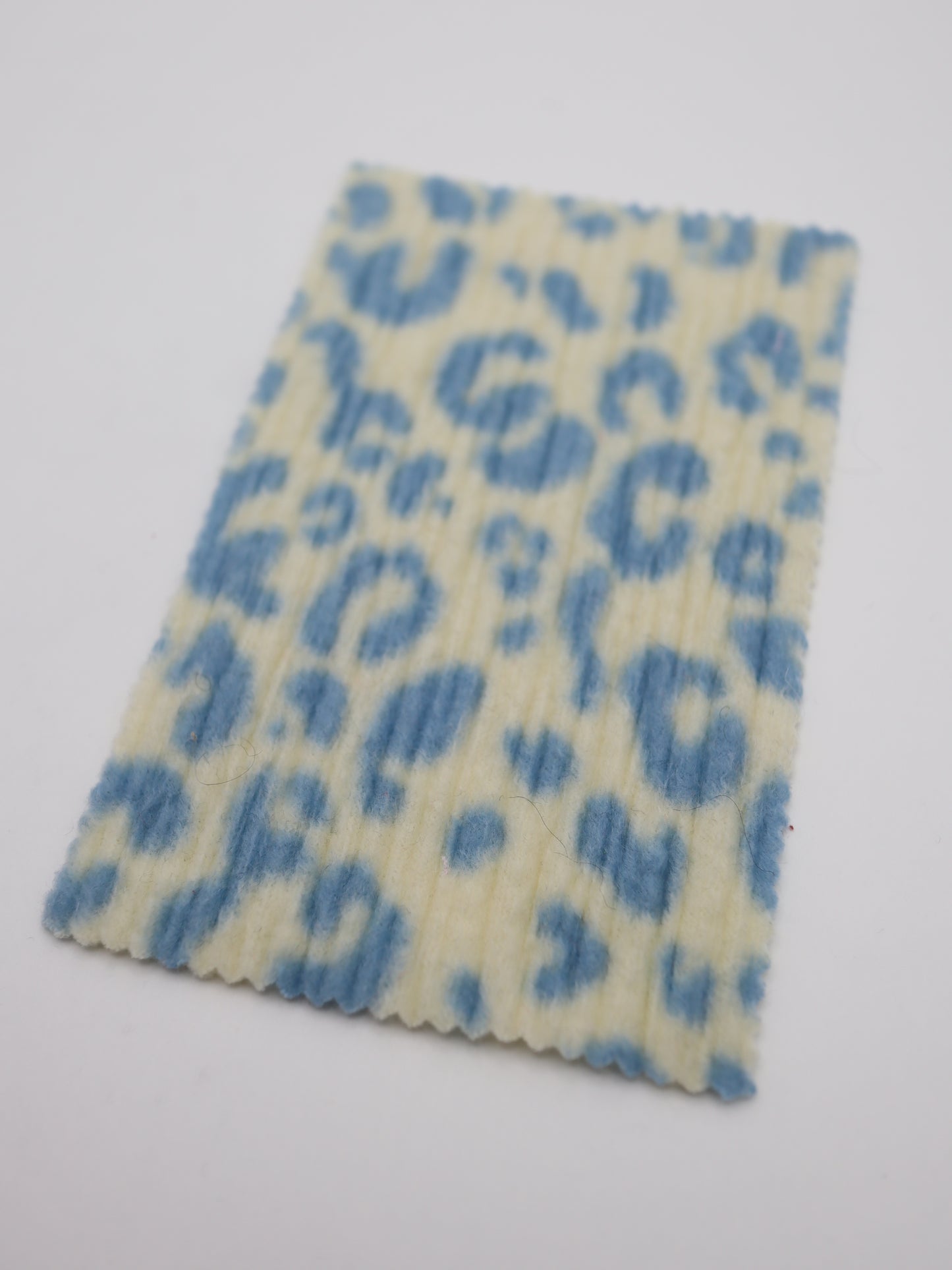 ヒョウ柄ランダムプリーツ加工 起毛ニット生地 韓国生地 業務用 ハンドメイド 布通販　　アイボリー