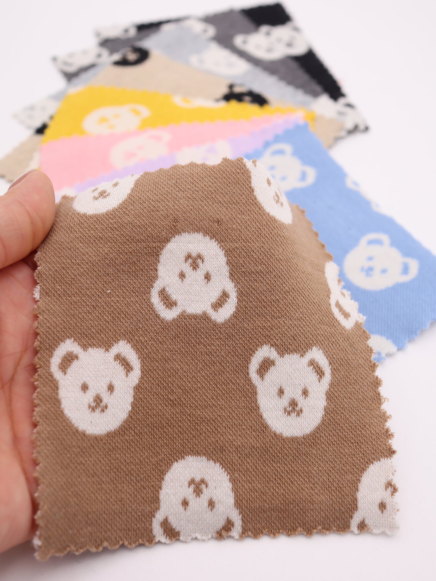 クマちゃん柄ジャガード２重織りニット｜【生地幅】約132センチ 【混率】綿80%ポリエステル15%ポリウレタン5%｜ドッグウエア・KIDSウエア・雑貨向き｜26AW-101