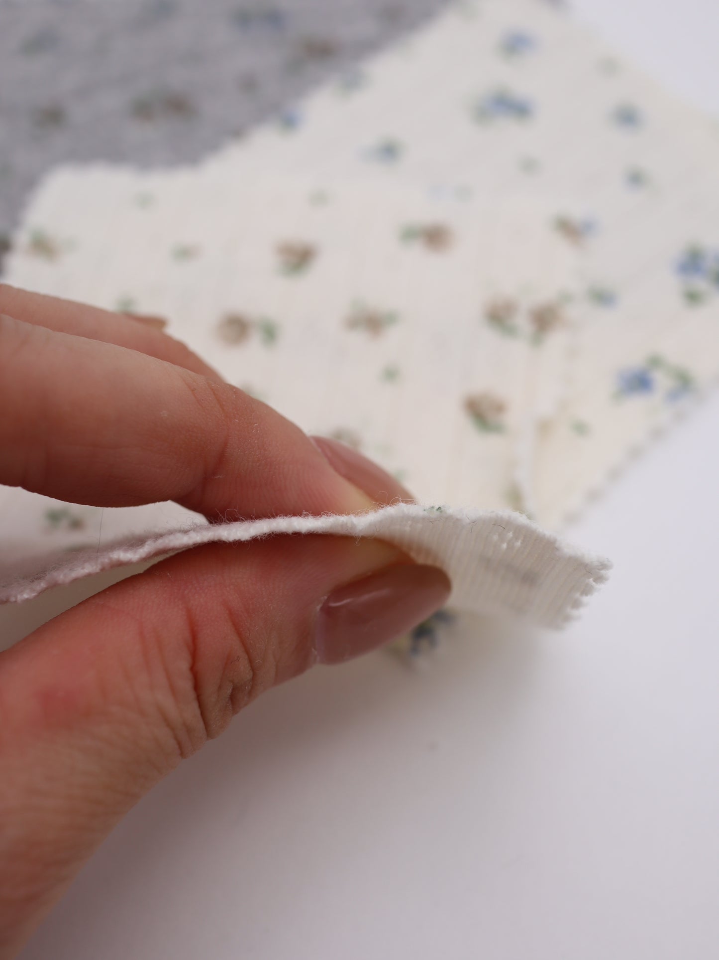 綿100%小花柄プリント針抜きフライスニット｜【生地幅】約142センチ 【混率】綿100％｜ドッグウエア・KIDSウエア・トップス・雑貨向き｜26AW-109