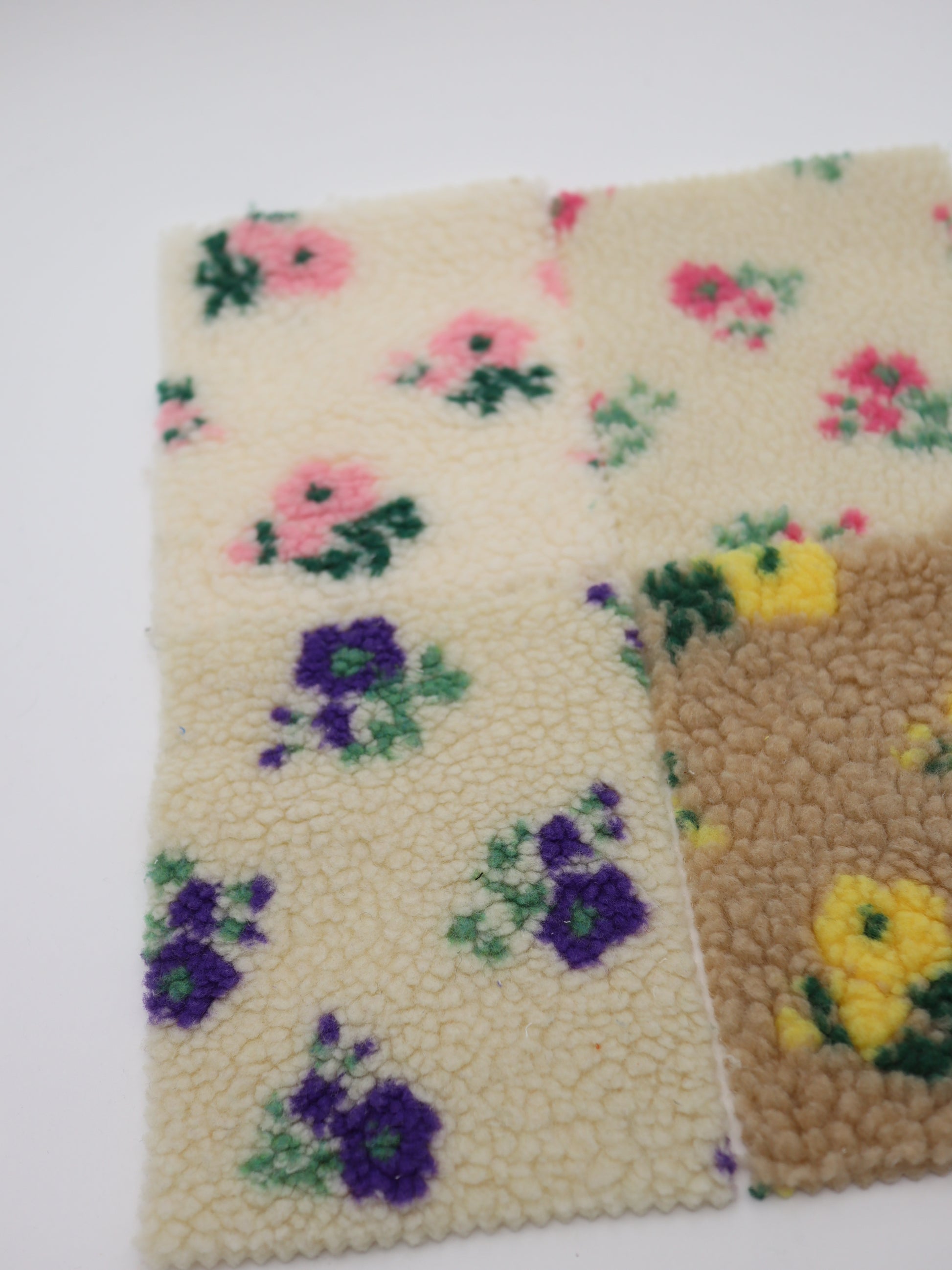 スプリングプチフラワーボア カラーバリエーション ハンドメイド用ボア生地
ベージュ　パープルの花柄