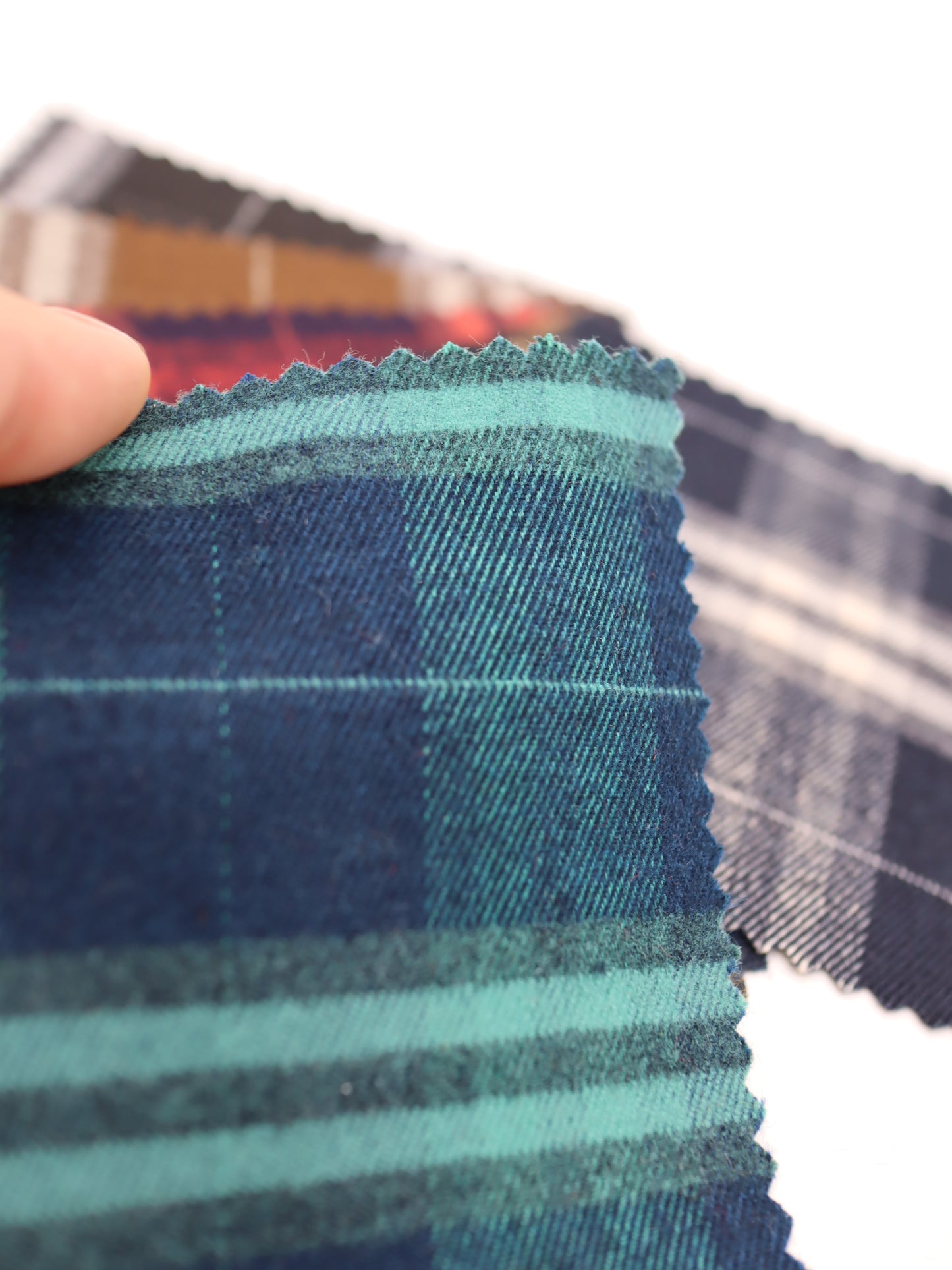 起毛タータンチェックツイル｜【生地幅】約147センチ 【混率】ポリエステル65％レーヨン30％ポリウレタン5％｜ドッグウエア・KIDSウエア・ボトムス・雑貨向き｜26AW-167