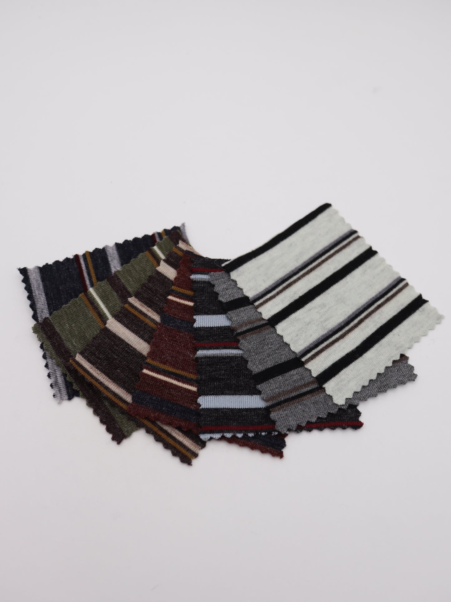 高ストレッチ！起毛レトロマルチボーダーフライスニット｜【生地幅】約172センチ 【混率】ポリエステル80％レーヨン15％ポリウレタン5％｜【生地幅】約172センチ 【混率】綿60％ポリエステル35％ポリウレタン5％｜ドッグウエア・KIDSウエア・トップス・雑貨向き｜26AW-180