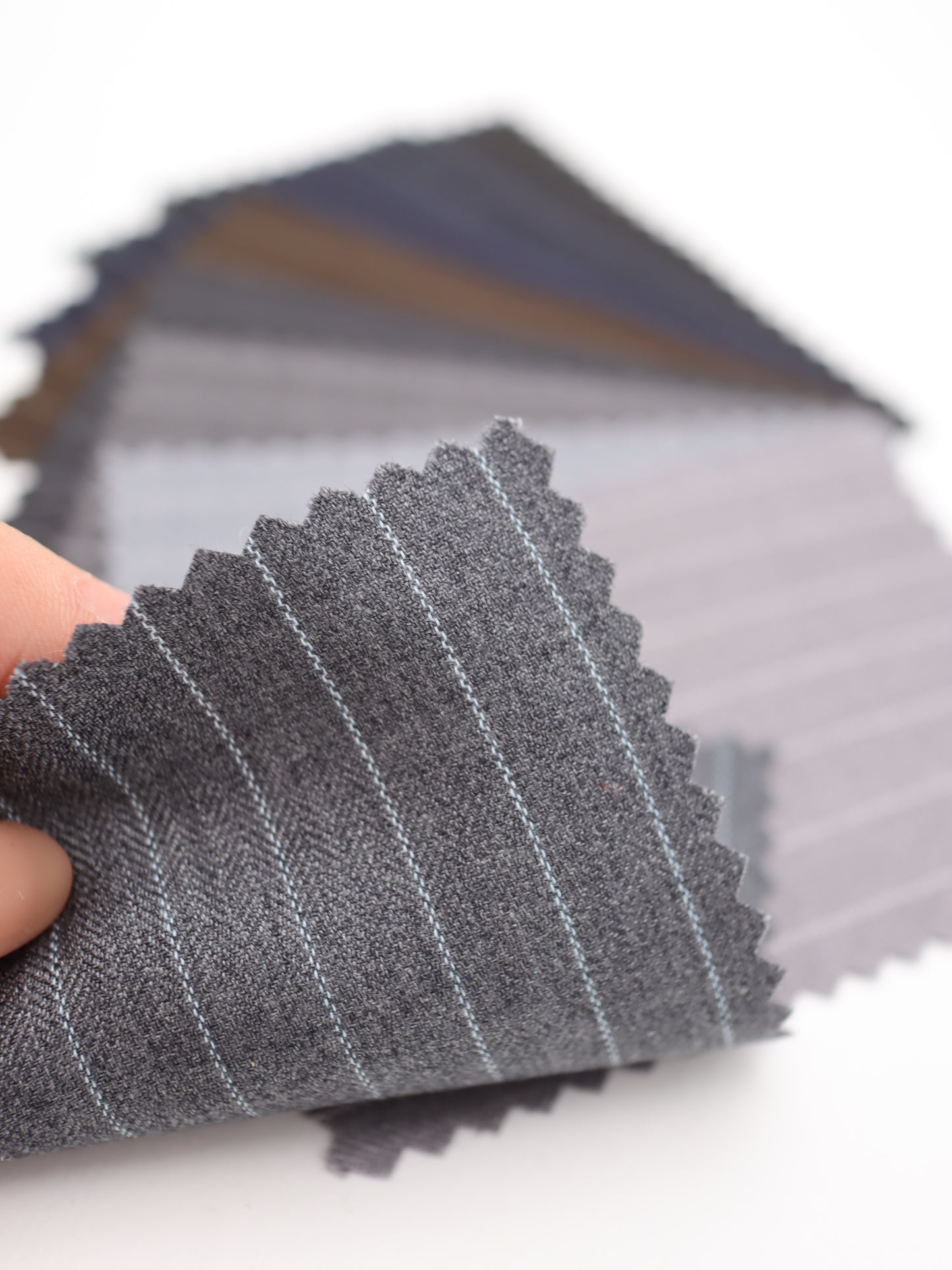 ピンストライプ ヘリンボーンツイル｜【生地幅】約147センチ 【混率】ポリエステル80％レーヨン20％｜ジャケット・ボトムス・ワンピース・雑貨向き｜26AW-193
