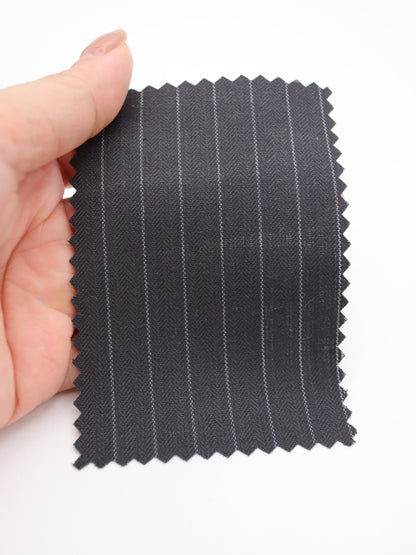 ピンストライプ ヘリンボーンツイル｜【生地幅】約147センチ 【混率】ポリエステル80％レーヨン20％｜ジャケット・ボトムス・ワンピース・雑貨向き｜26AW-193