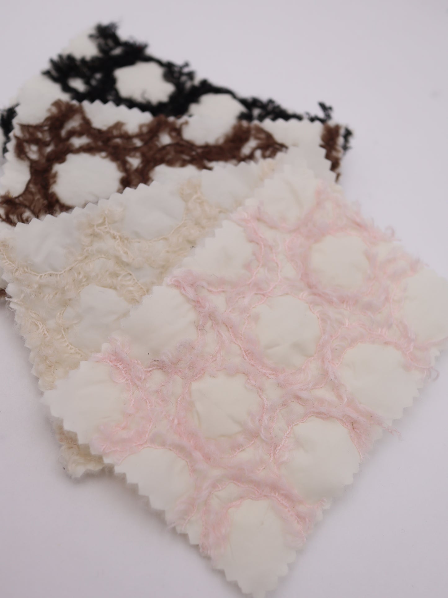 幾何柄フリンジヤーン刺繍キルティング中綿タフタ｜【生地幅】約101センチ 【混率】表地：ポリエステル100％｜ドッグウエア・KIDSウエア・アウター・雑貨向き｜26AW-218