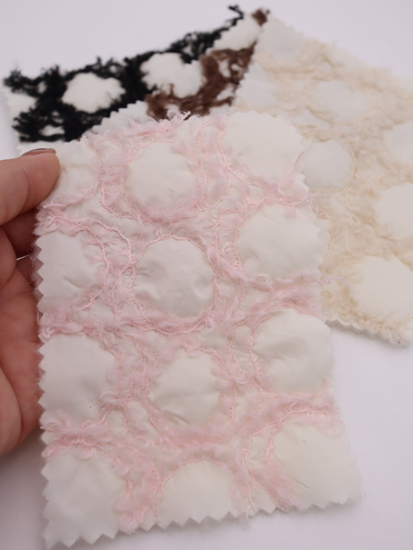幾何柄フリンジヤーン刺繍キルティング中綿タフタ｜【生地幅】約101センチ 【混率】表地：ポリエステル100％｜ドッグウエア・KIDSウエア・アウター・雑貨向き｜26AW-218