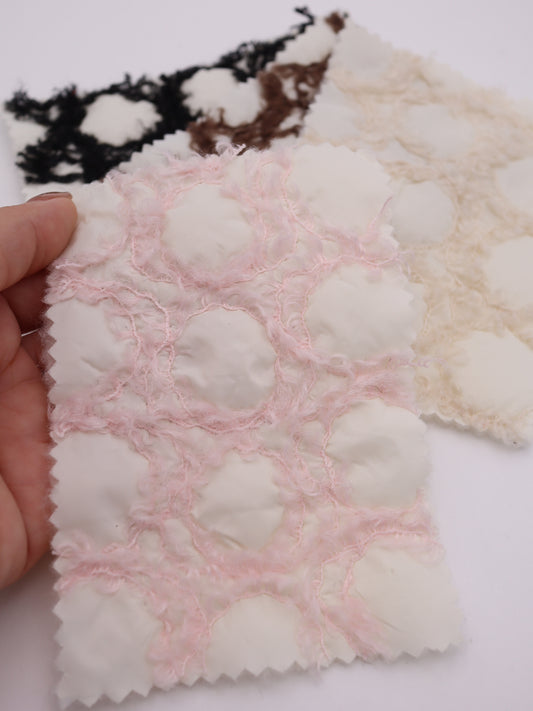 幾何柄フリンジヤーン刺繍キルティング中綿タフタ｜【生地幅】約101センチ 【混率】表地：ポリエステル100％｜ドッグウエア・KIDSウエア・アウター・雑貨向き｜26AW-218