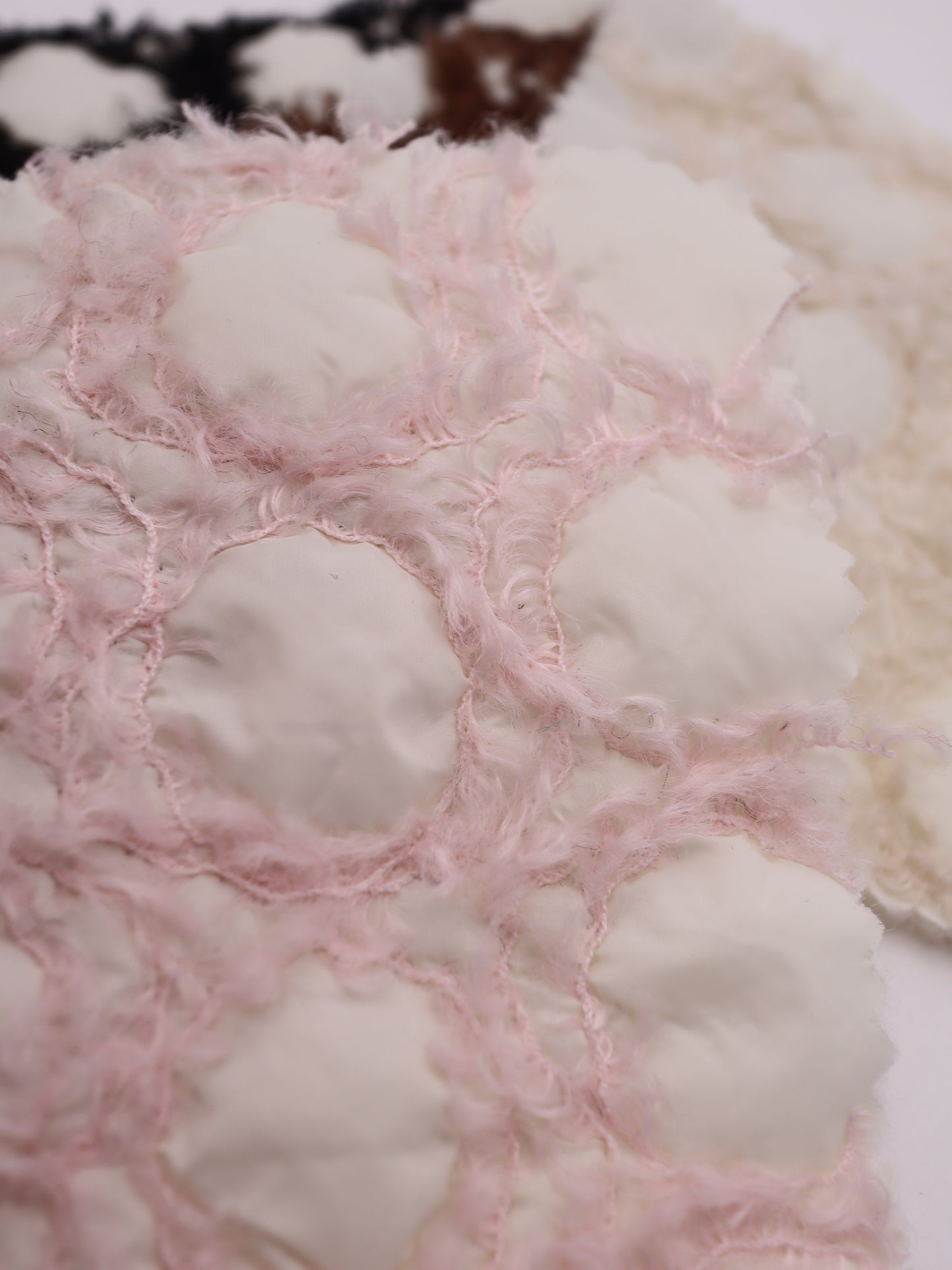 幾何柄フリンジヤーン刺繍キルティング中綿タフタ｜【生地幅】約101センチ 【混率】表地：ポリエステル100％｜ドッグウエア・KIDSウエア・アウター・雑貨向き｜26AW-218